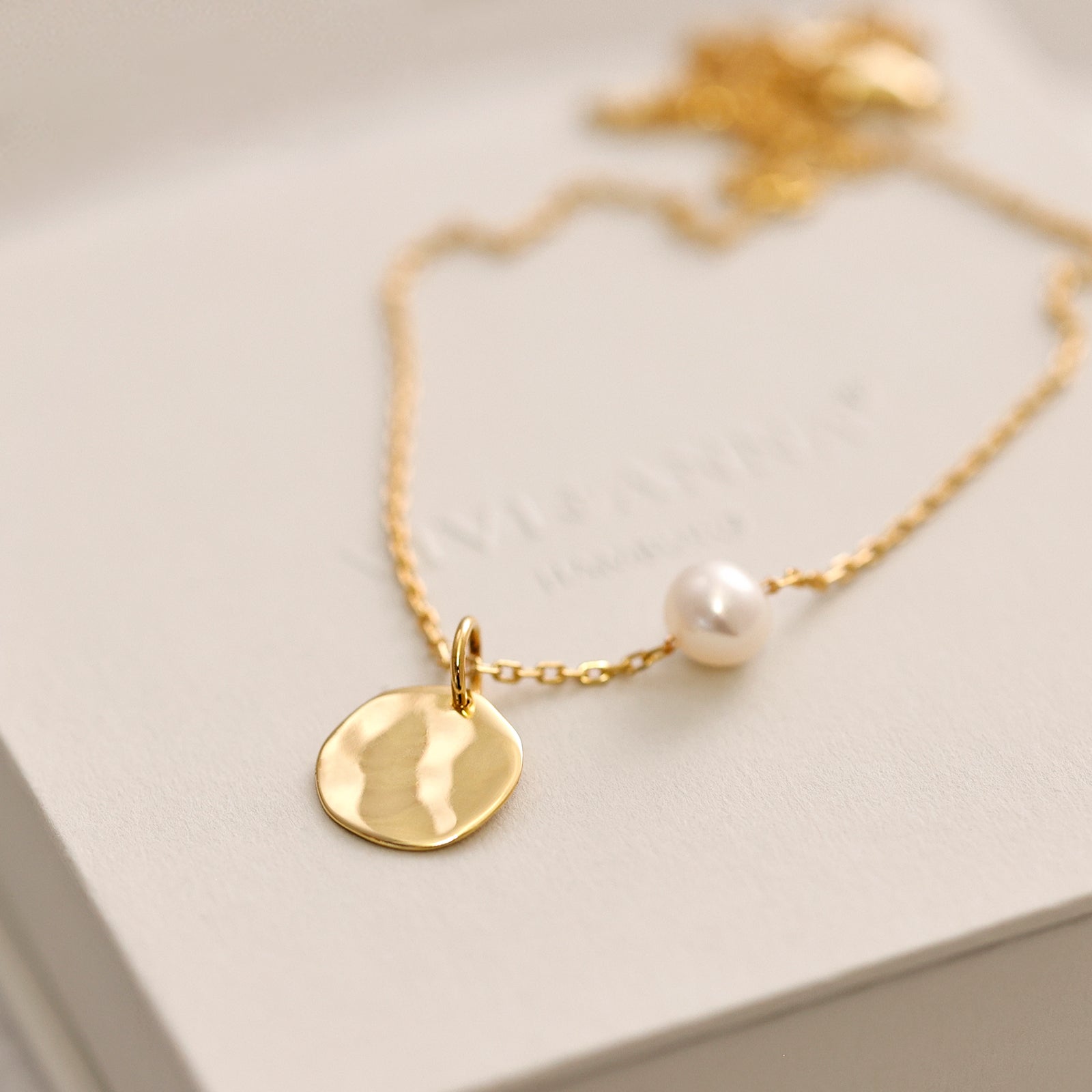 925er Silber personalisierte Halskette mit Süßwasserperlen - Hammerschlag Plättchen mit Gravur - Geschenke für Sie - KS007 - VIVIANNASCHMUCK