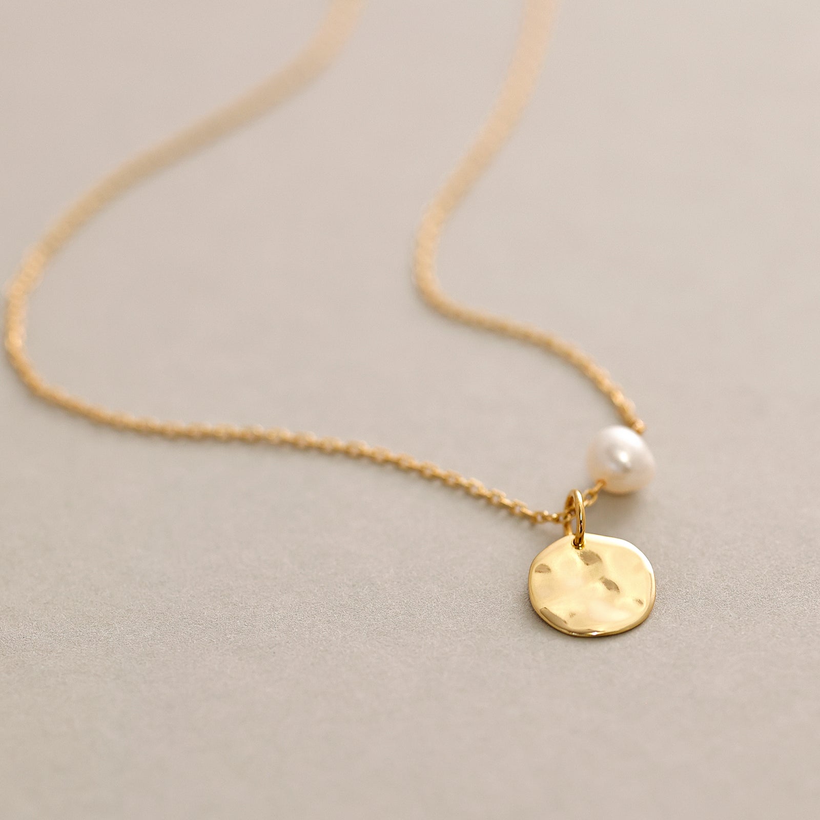 Hammerschlag Plättchen-Kette mit Süßwasserperlen - 925er Sterling Silber Damen Halskette VIVIANNASCHMUCK