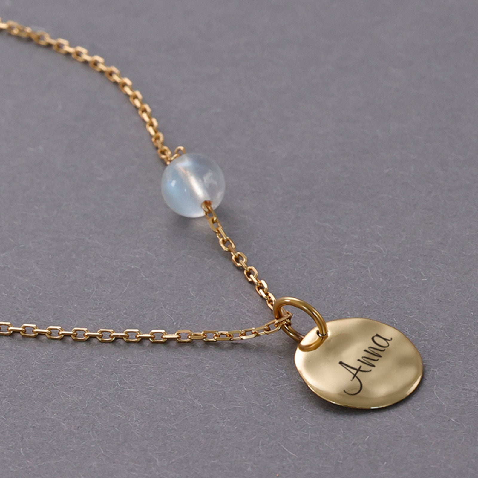Personalisierte Halskette mit Regenbogenmondstein und Hammerschlag Anhänger - 925er Sterling Silber