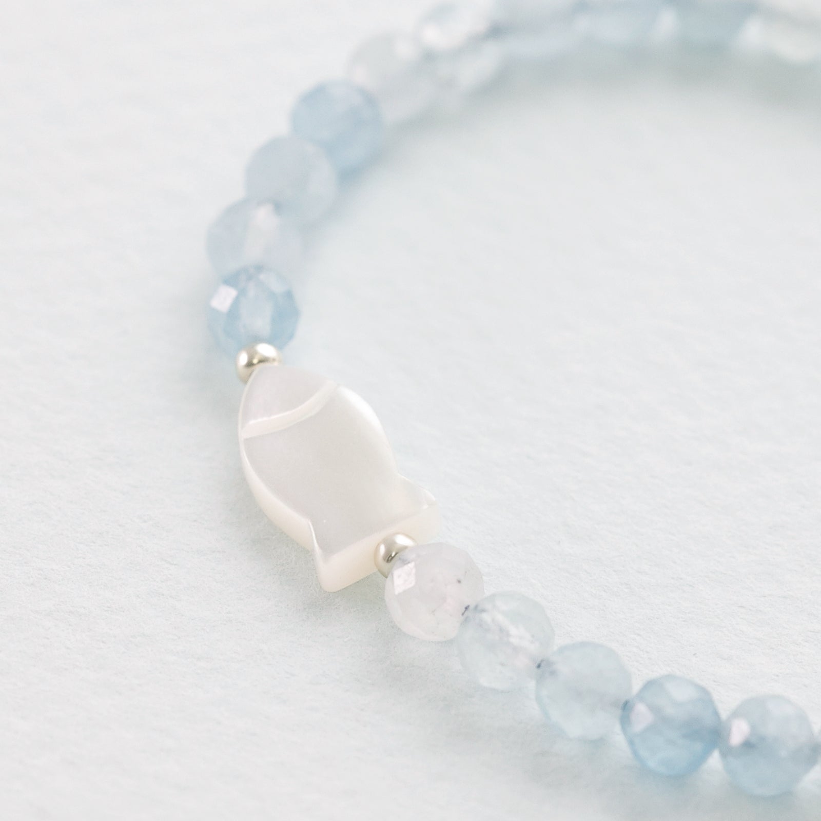 Aquamarin Perlmutt-Ichthys Armband - 925er Sterling Silber - Geschenk zur Kommunion mit Karte