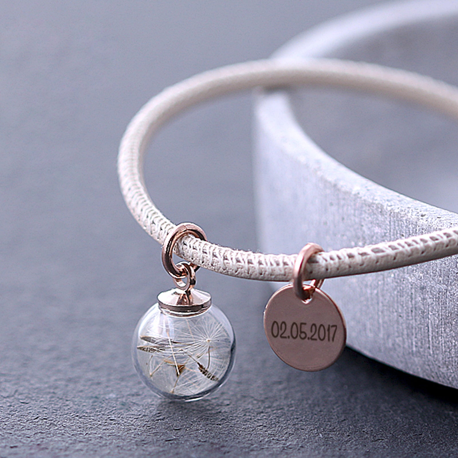 Lederarmband mit Pusteblumen und Wunschgravur