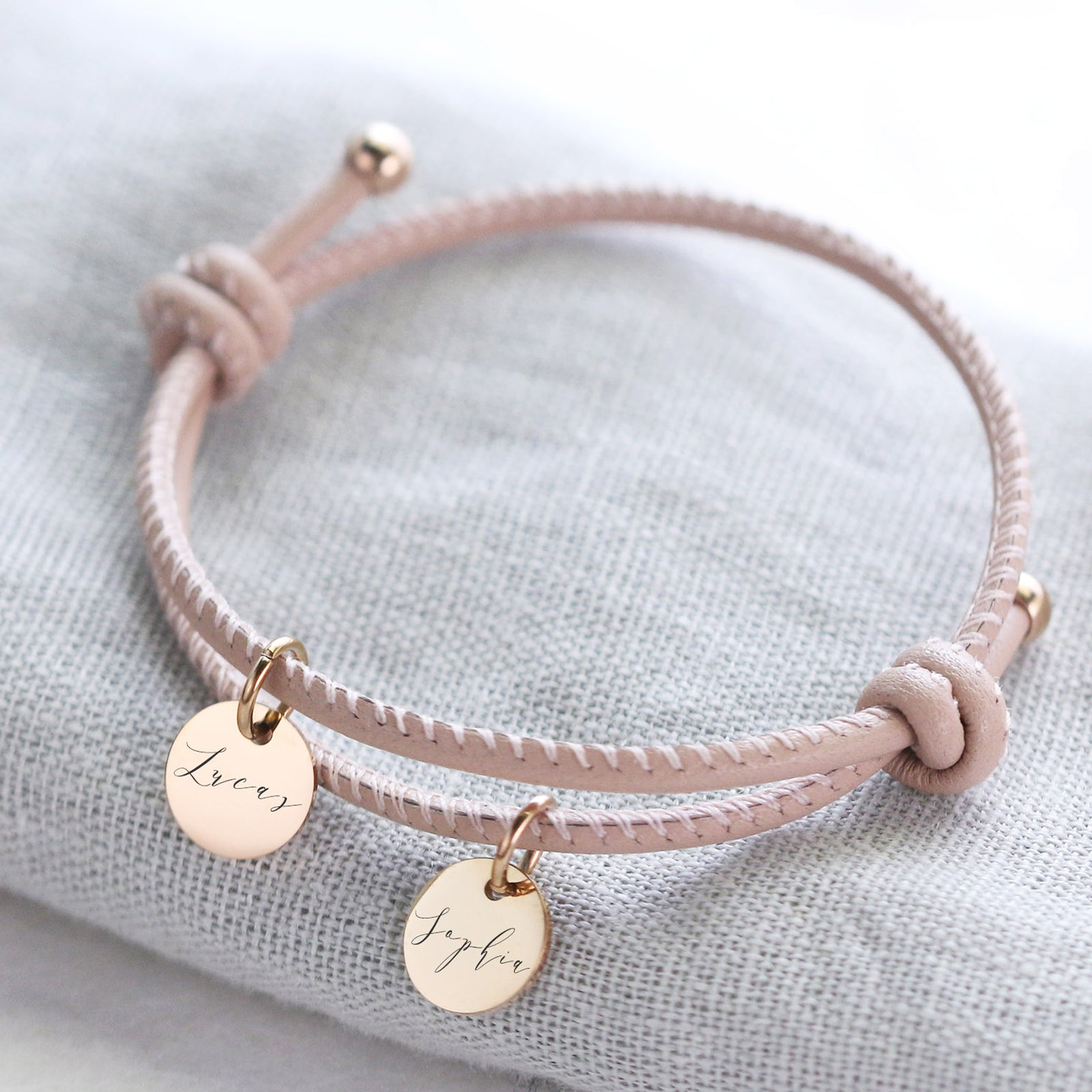 Personalisiertes Lederarmband mit Gravurplättchen