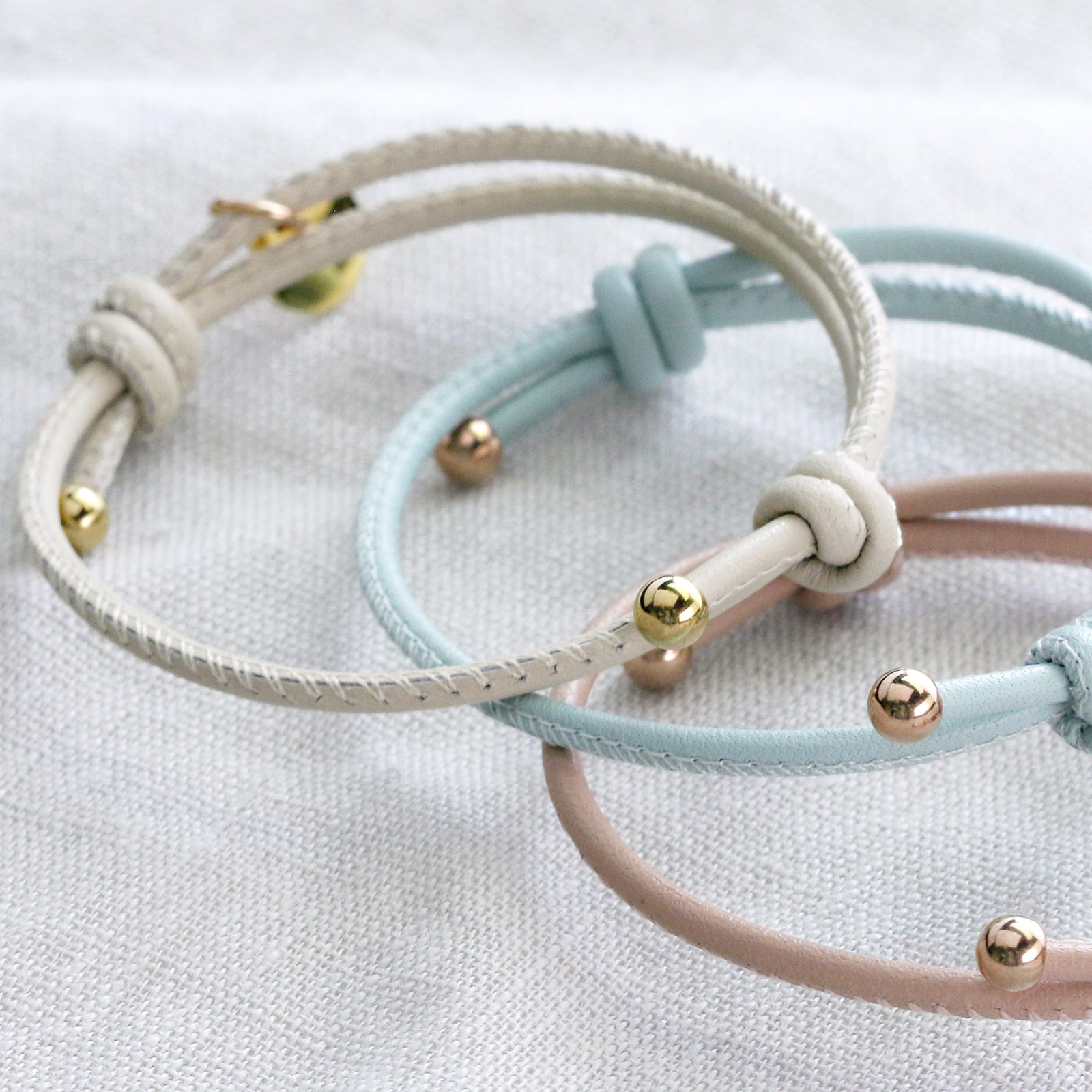 Leather bracelet with round plate - Personalized engraving - Adjustable leather bracelet - Various colors - Gift for her - A169