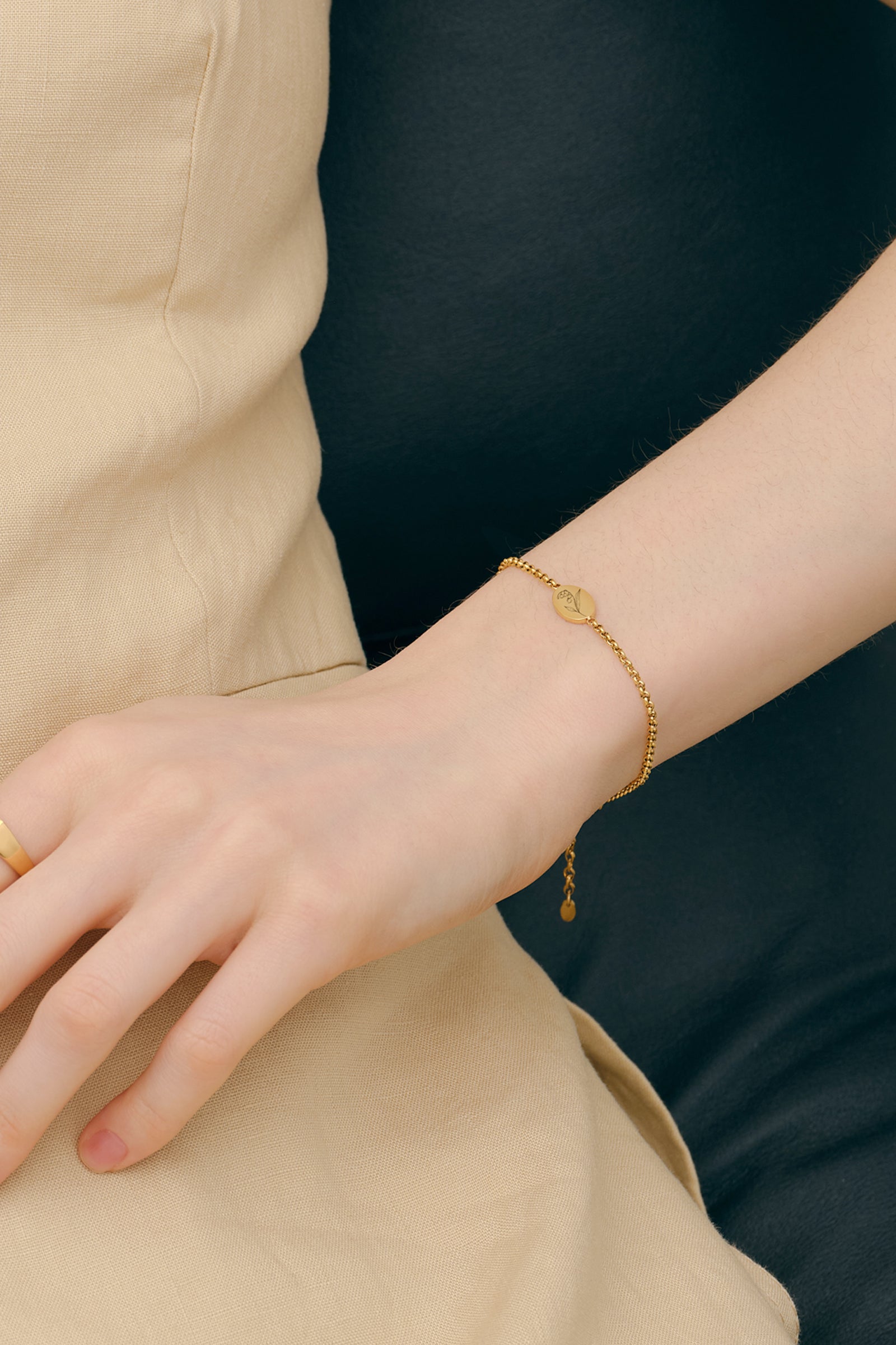 Geburtsblumen-Armband mit ovalem Gravurplättchen