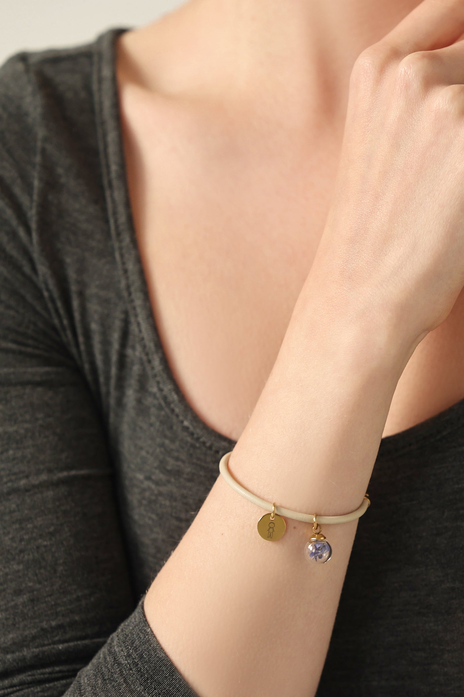 Personalized leather bracelet with real forget-me-not