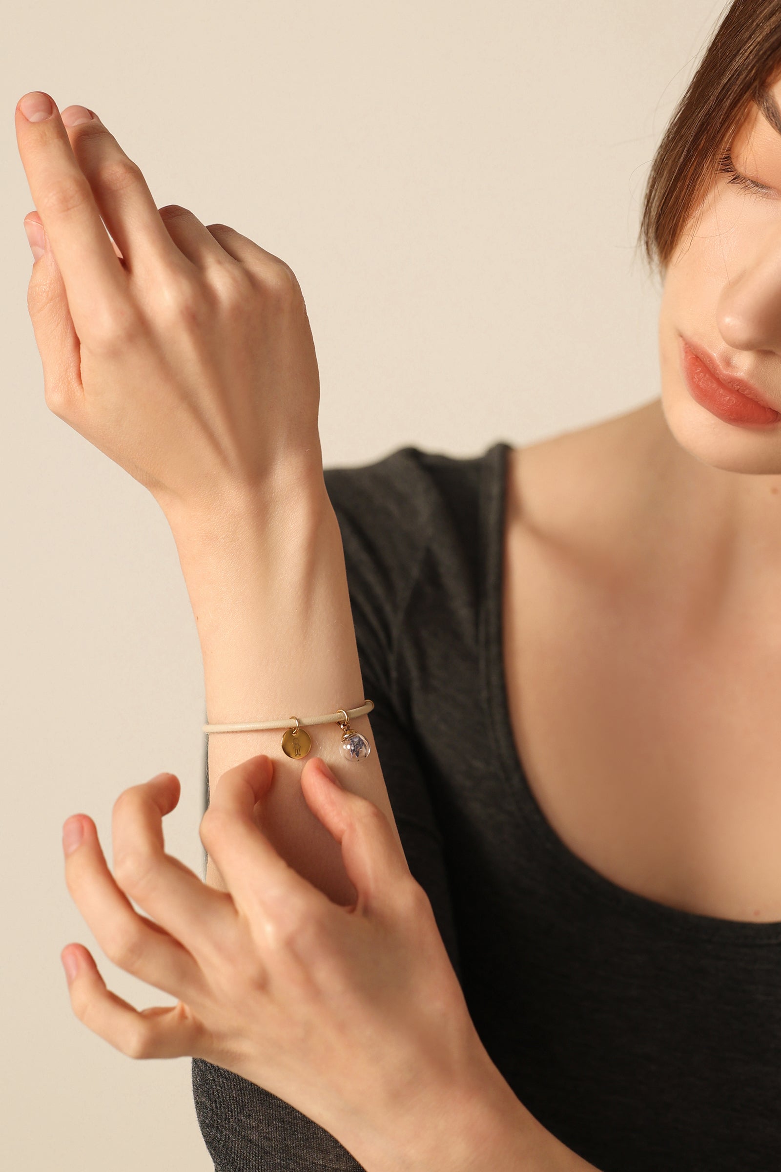 Personalized leather bracelet with real forget-me-not