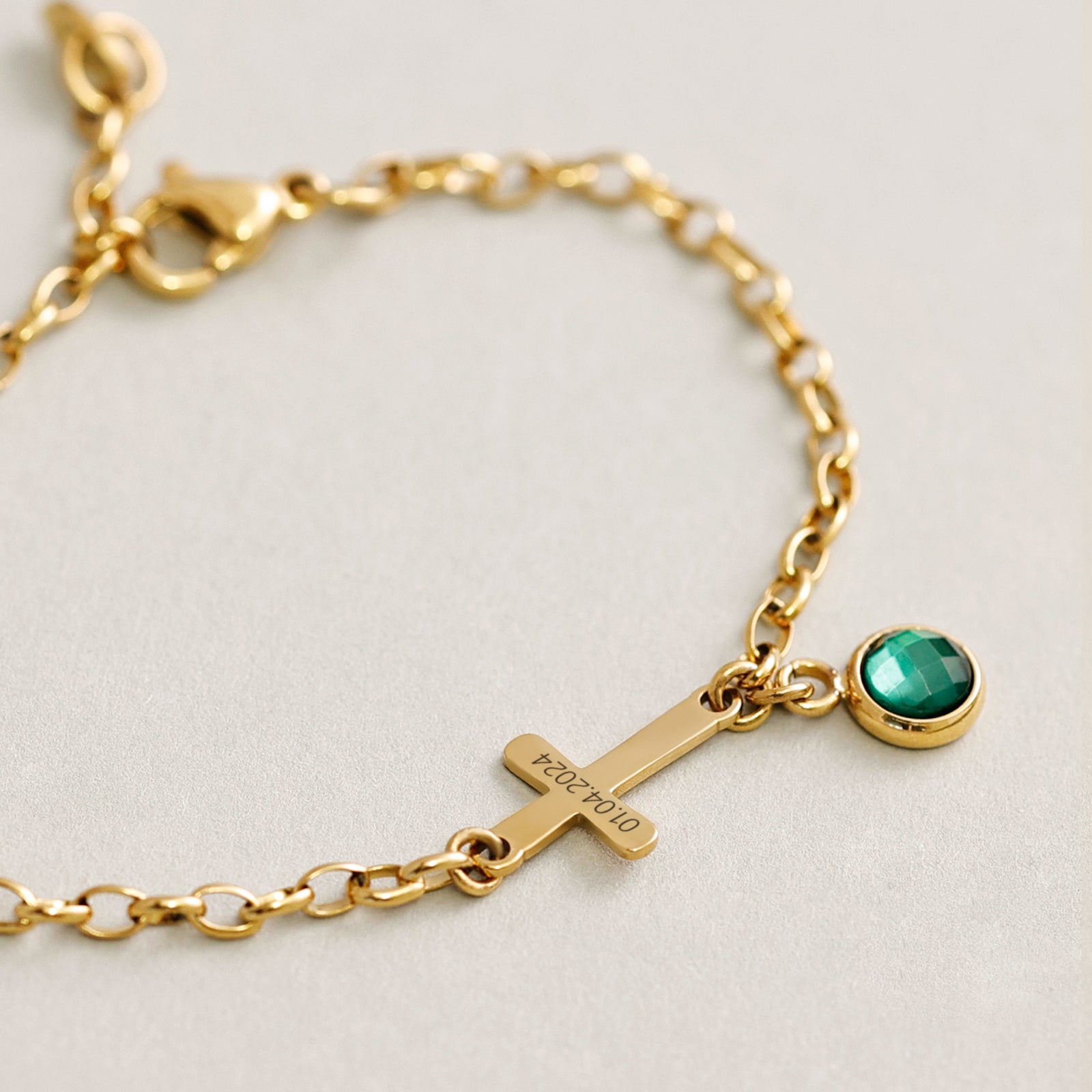 Personalisiertes Kreuzarmband mit Geburtsstein