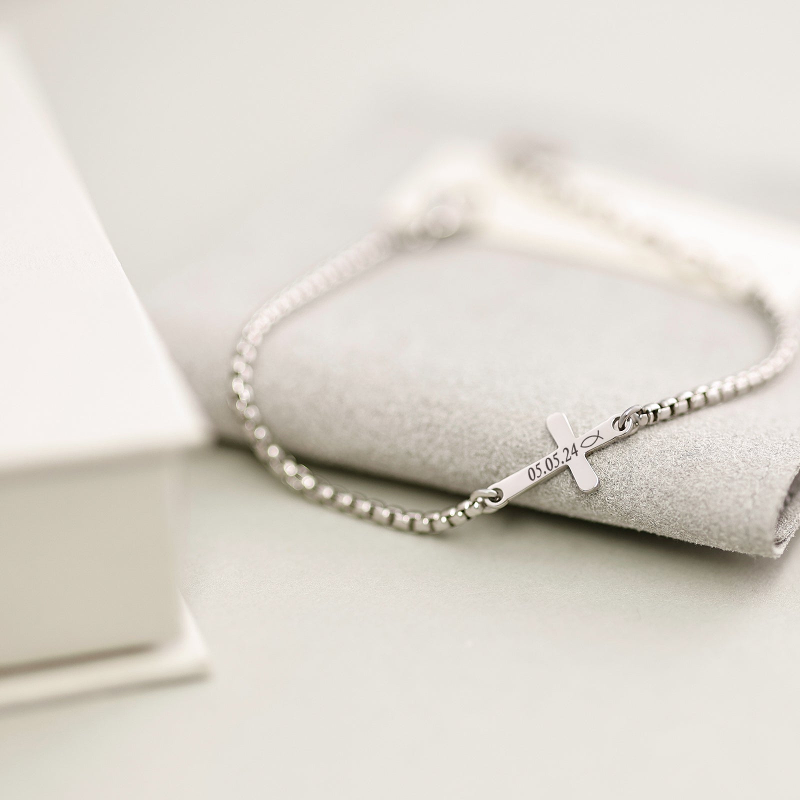 Gravierbares Kreuzarmband – Christliches Geschenk