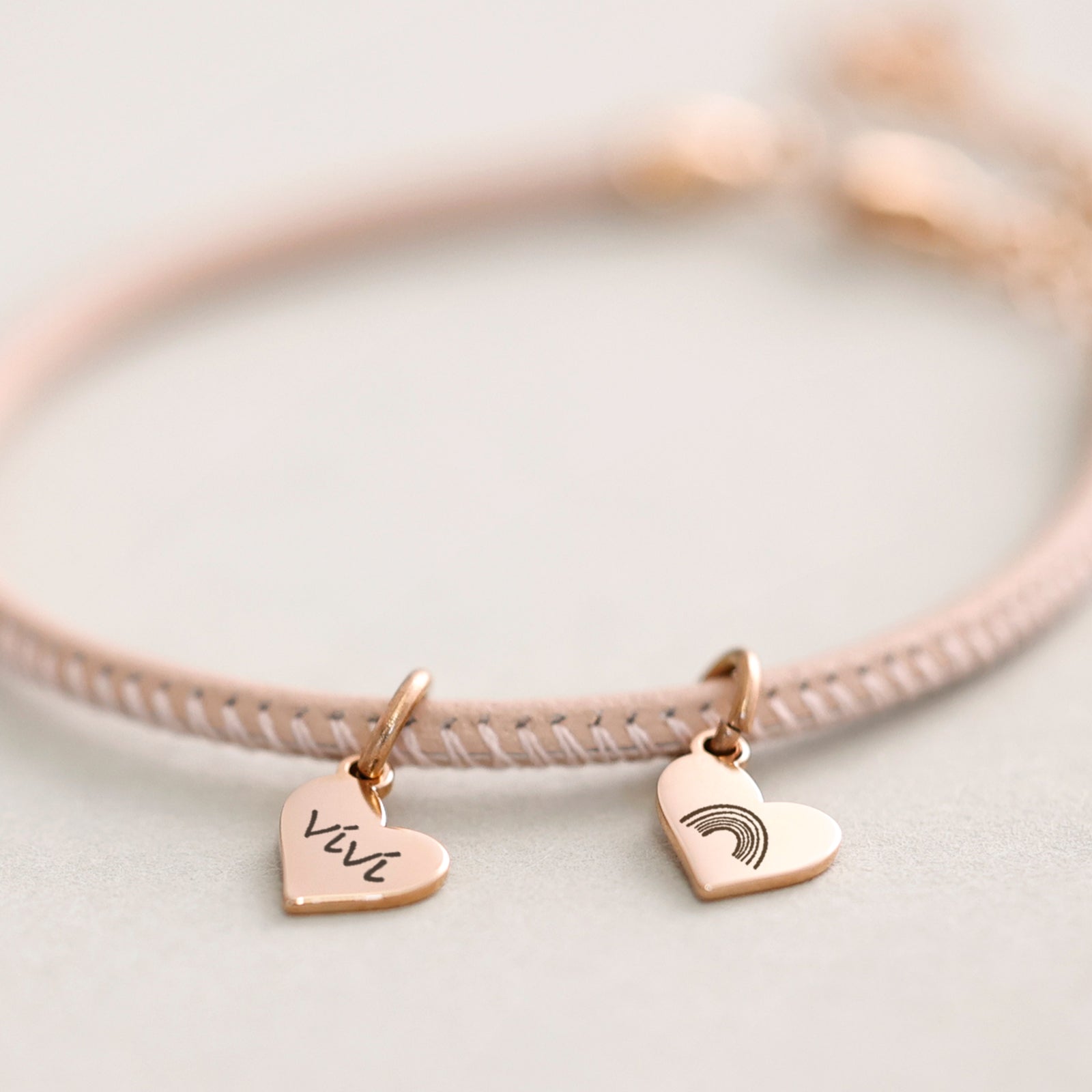 Lederarmband aus Nappaleder mit Gravur - Namenarmband - Personalisiertes Armband - Herzchen Armband - Familien Armband - AE016 - VIVIANNASCHMUCK