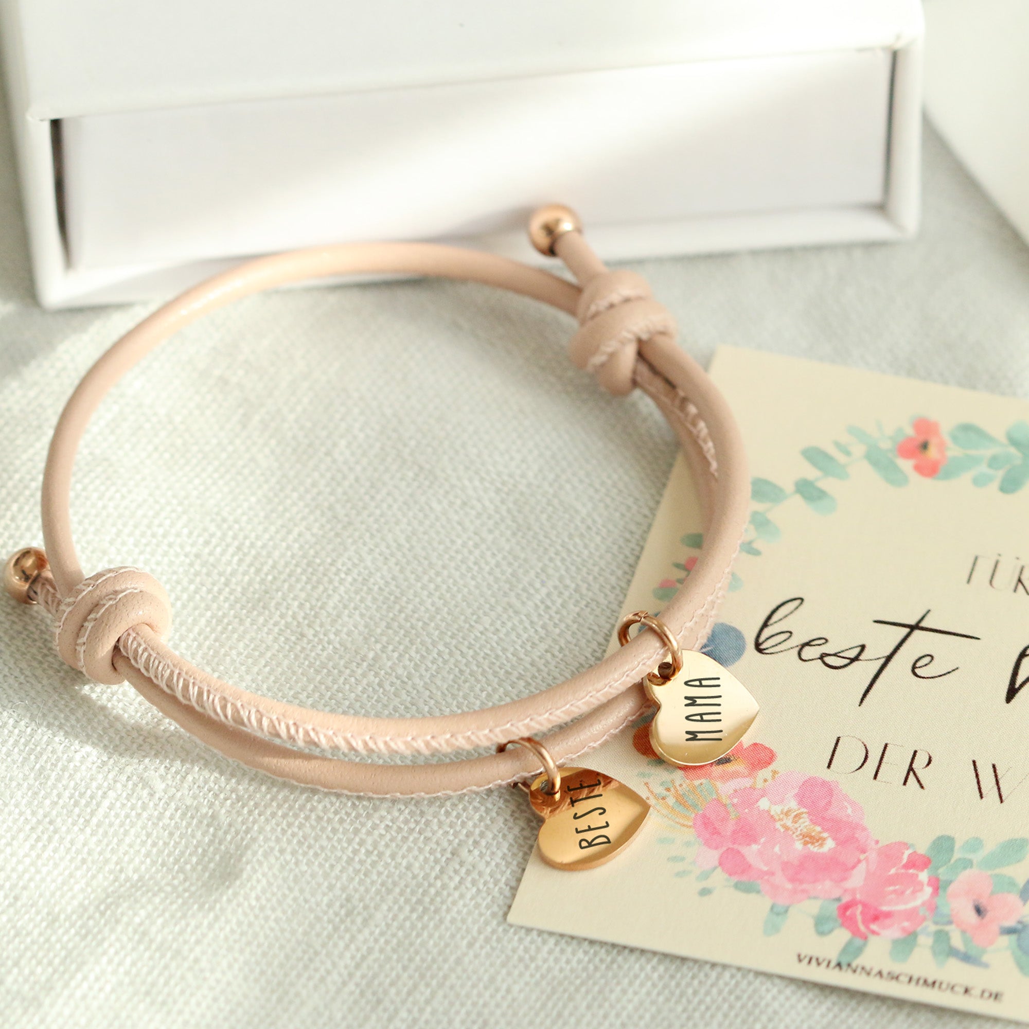 Geschenkset für Mama - Personalisiertes Lederarmband mit Herzchen - VIVIANNASCHMUCK