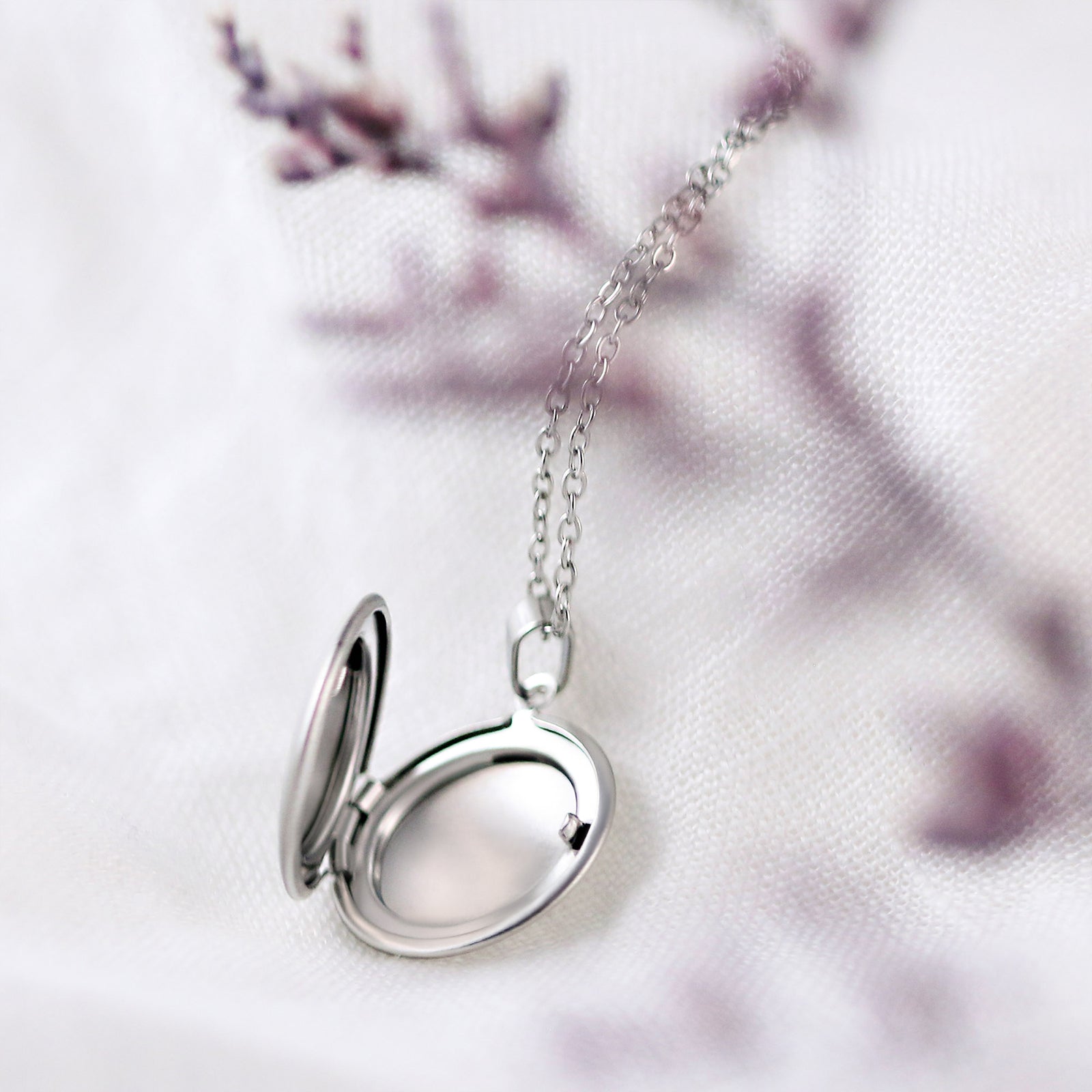 Medaillon Kette mit personalisierter Gravur Damen Halskette VIVIANNASCHMUCK