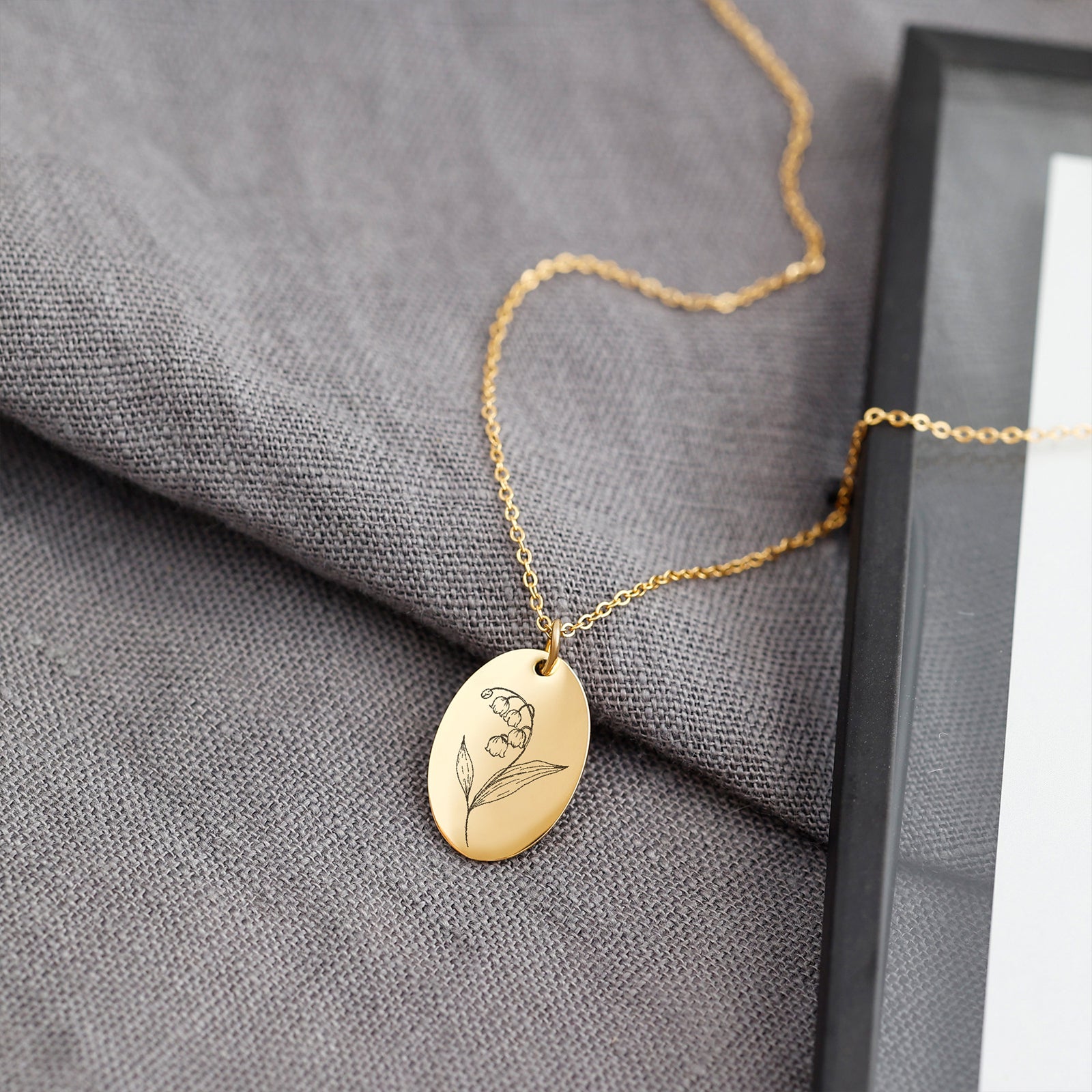 Personalized necklace with oval pendant and birth flowers