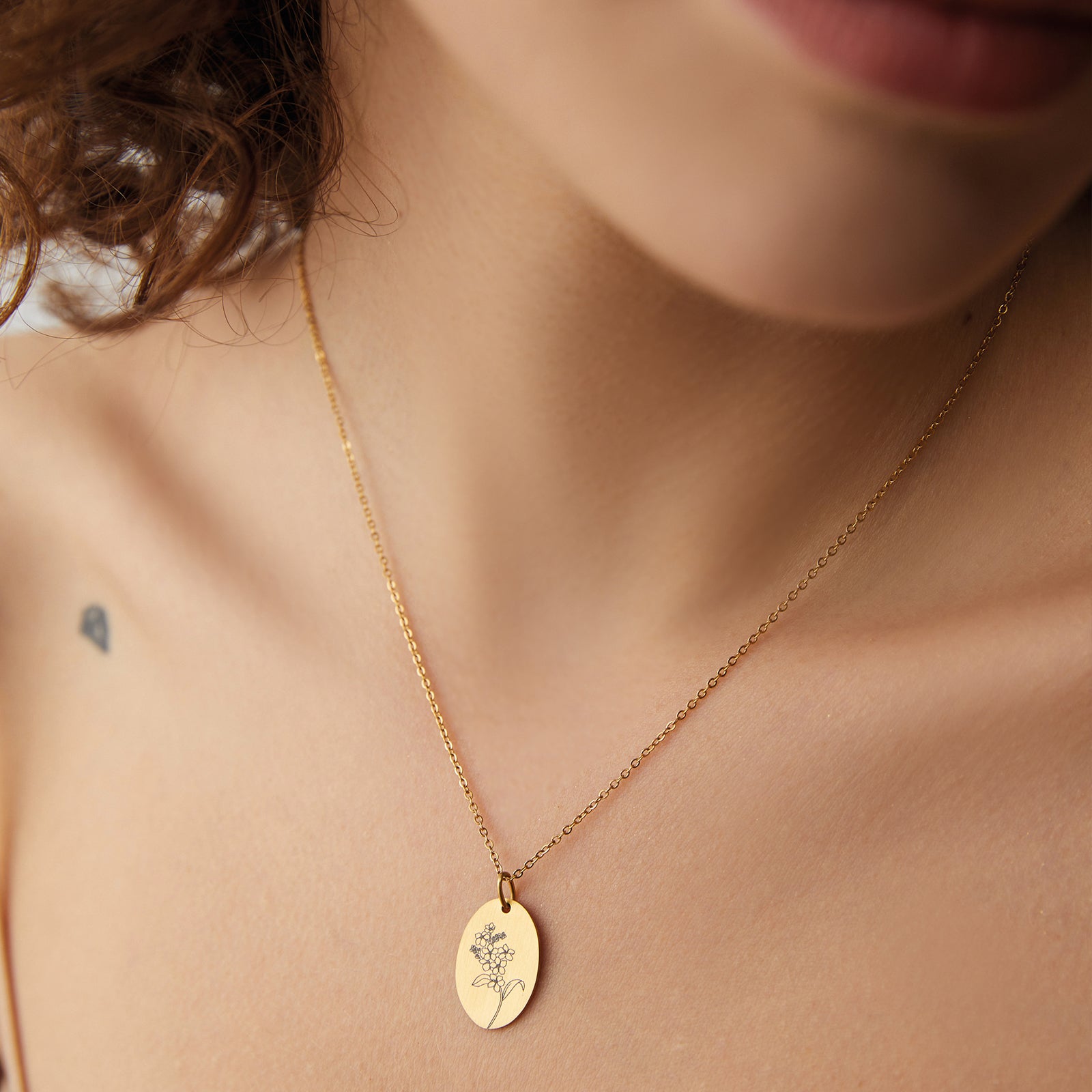 Personalized necklace with oval pendant and birth flowers