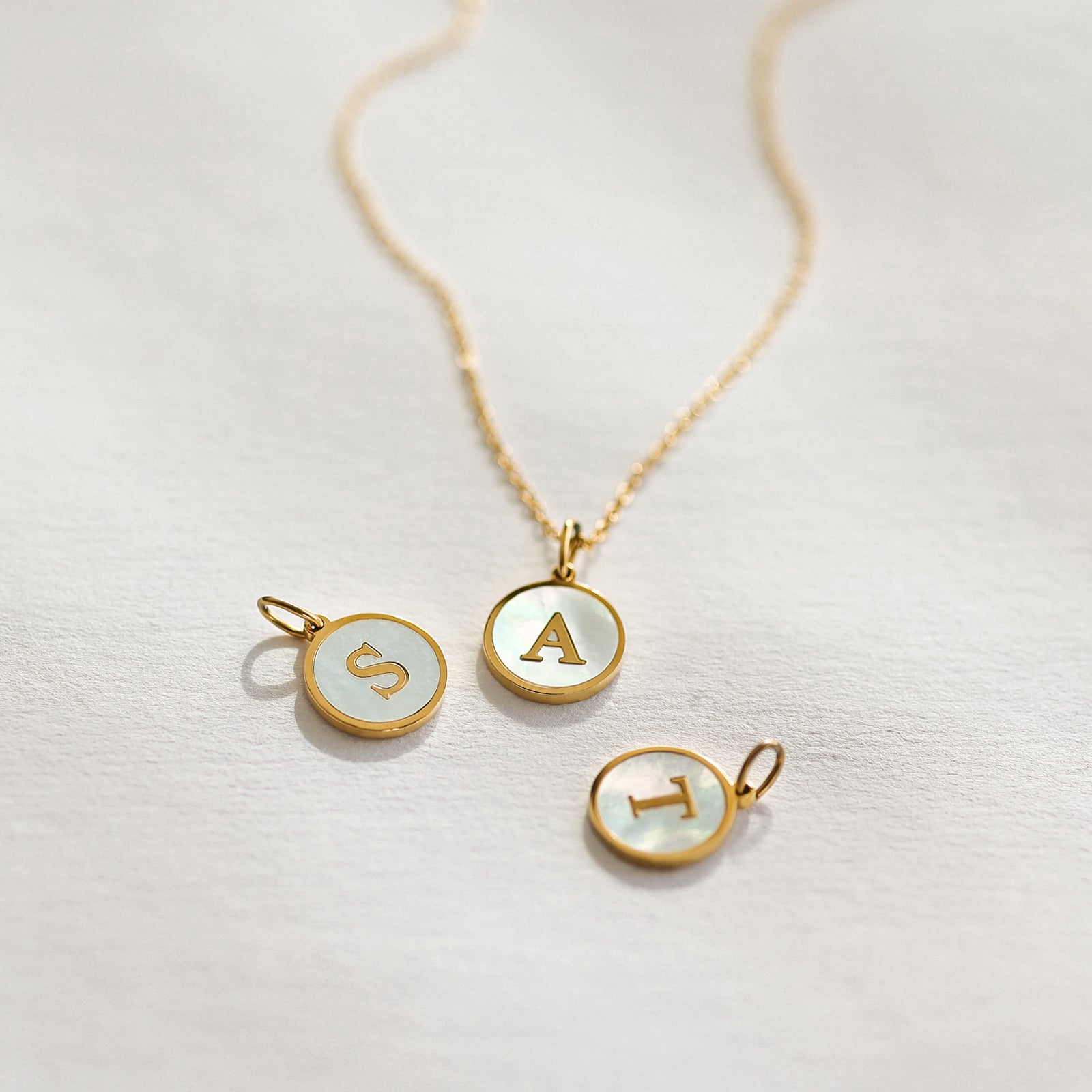 Perlmutt Buchstabenkette - Edelstahl 18k vergoldet - VIVIANNASCHMUCK