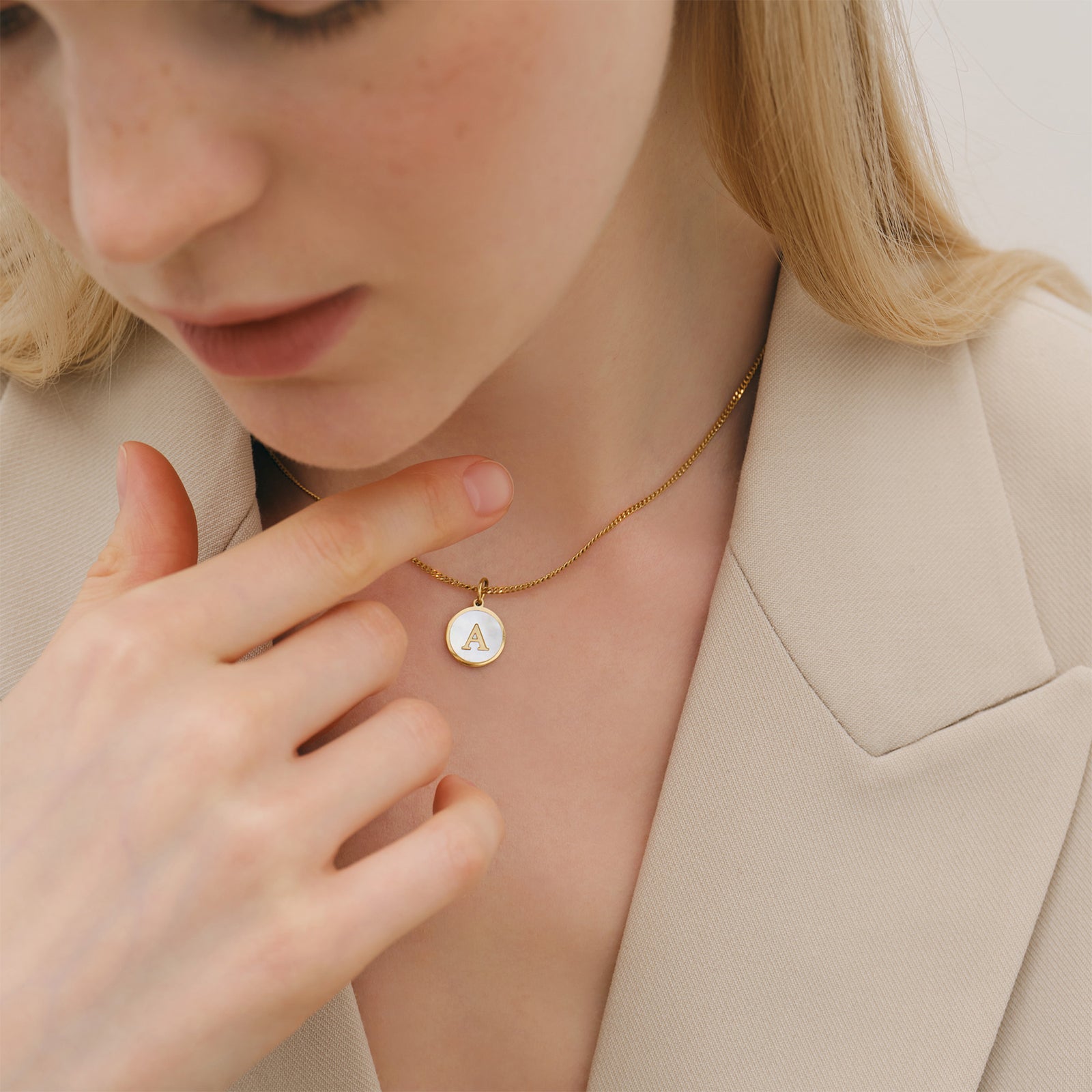 Perlmutt Buchstabenkette - 18k vergoldet Damen Halskette VIVIANNASCHMUCK