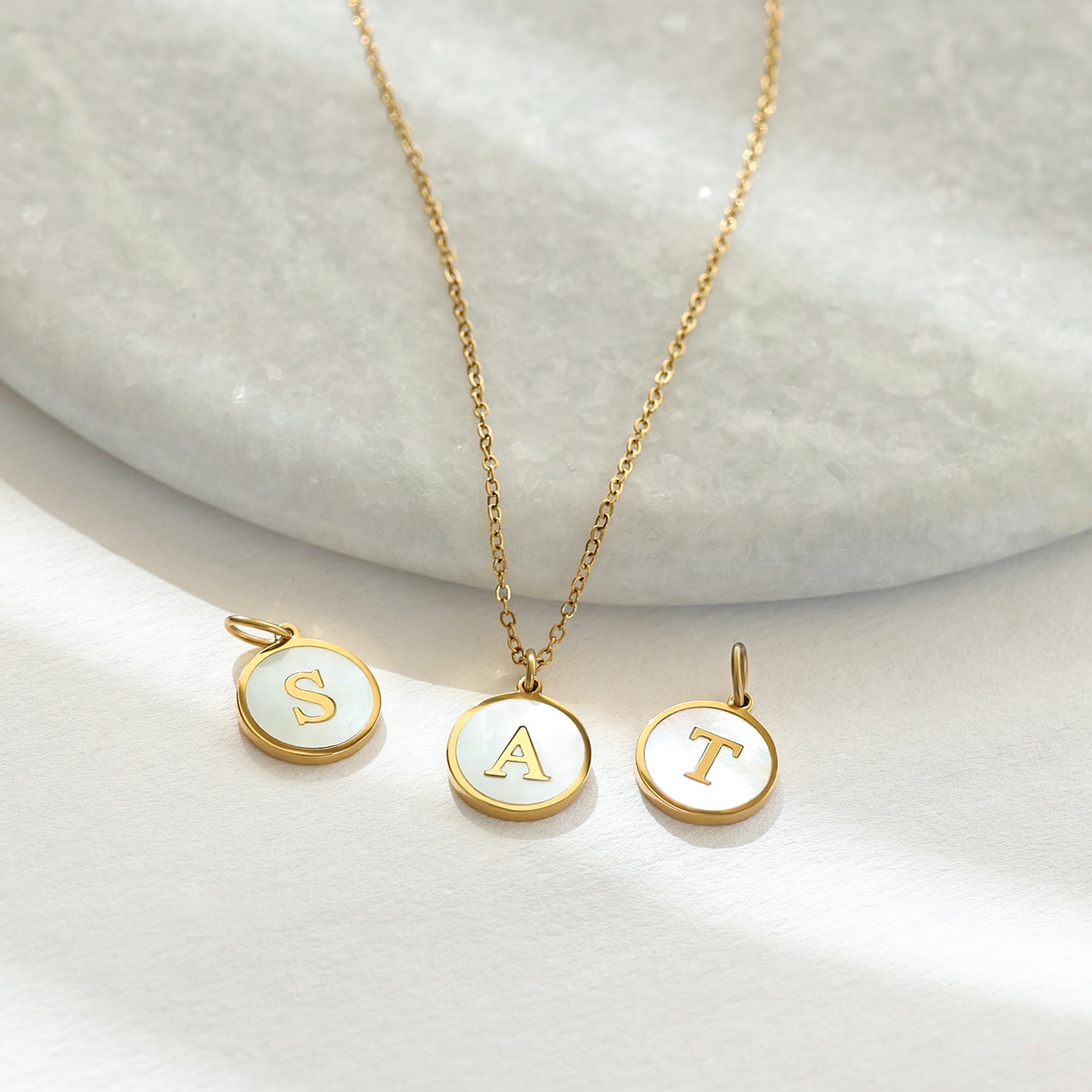 Perlmutt Buchstabenkette - Edelstahl 18k vergoldet - VIVIANNASCHMUCK