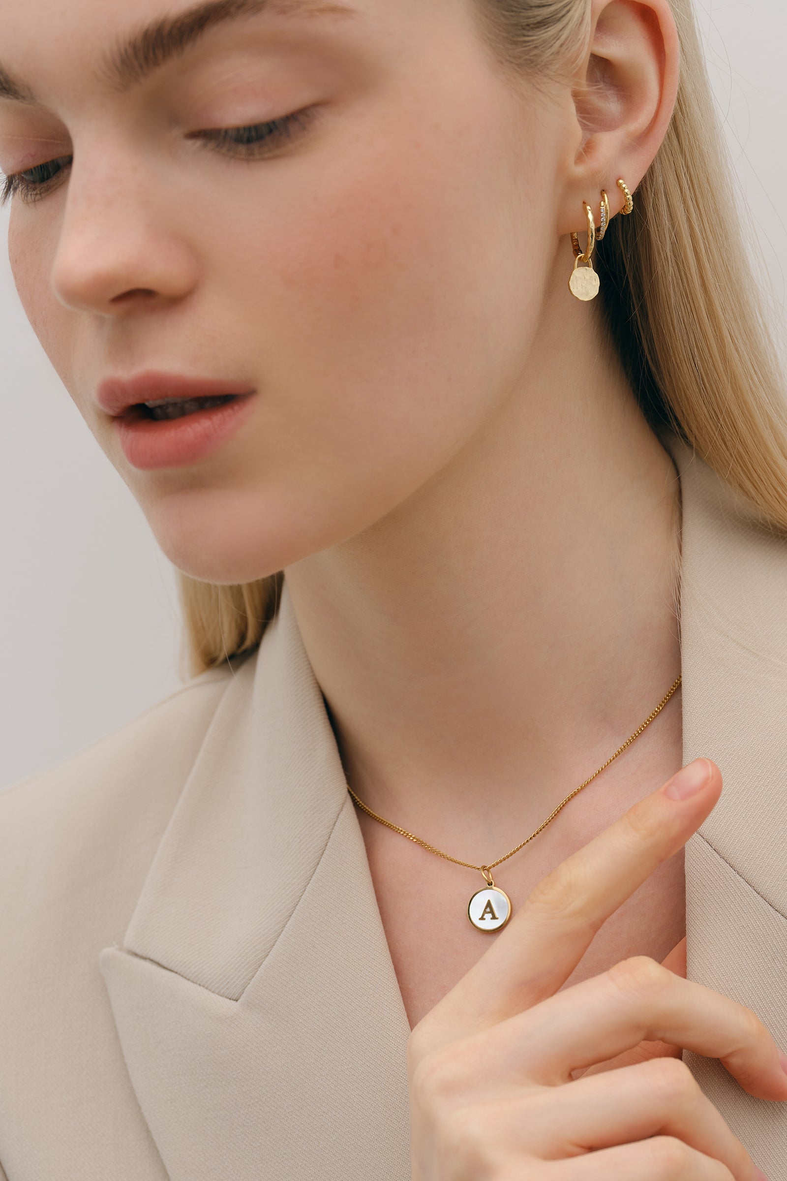 Intialenkette mit Perlmutt & Gravur Damen Halskette VIVIANNASCHMUCK