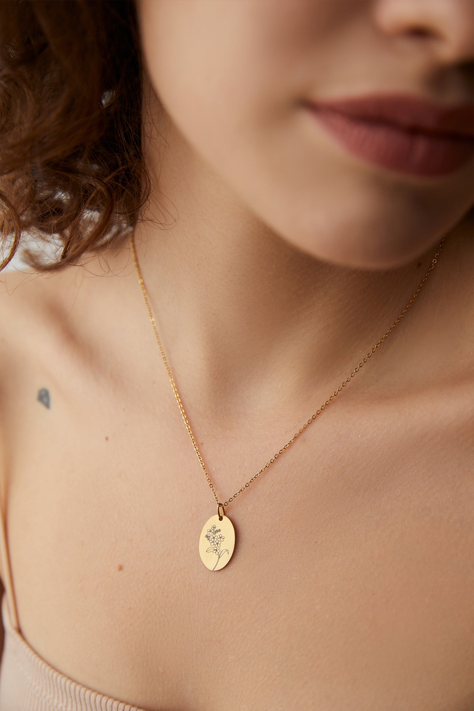 Personalized necklace with oval pendant