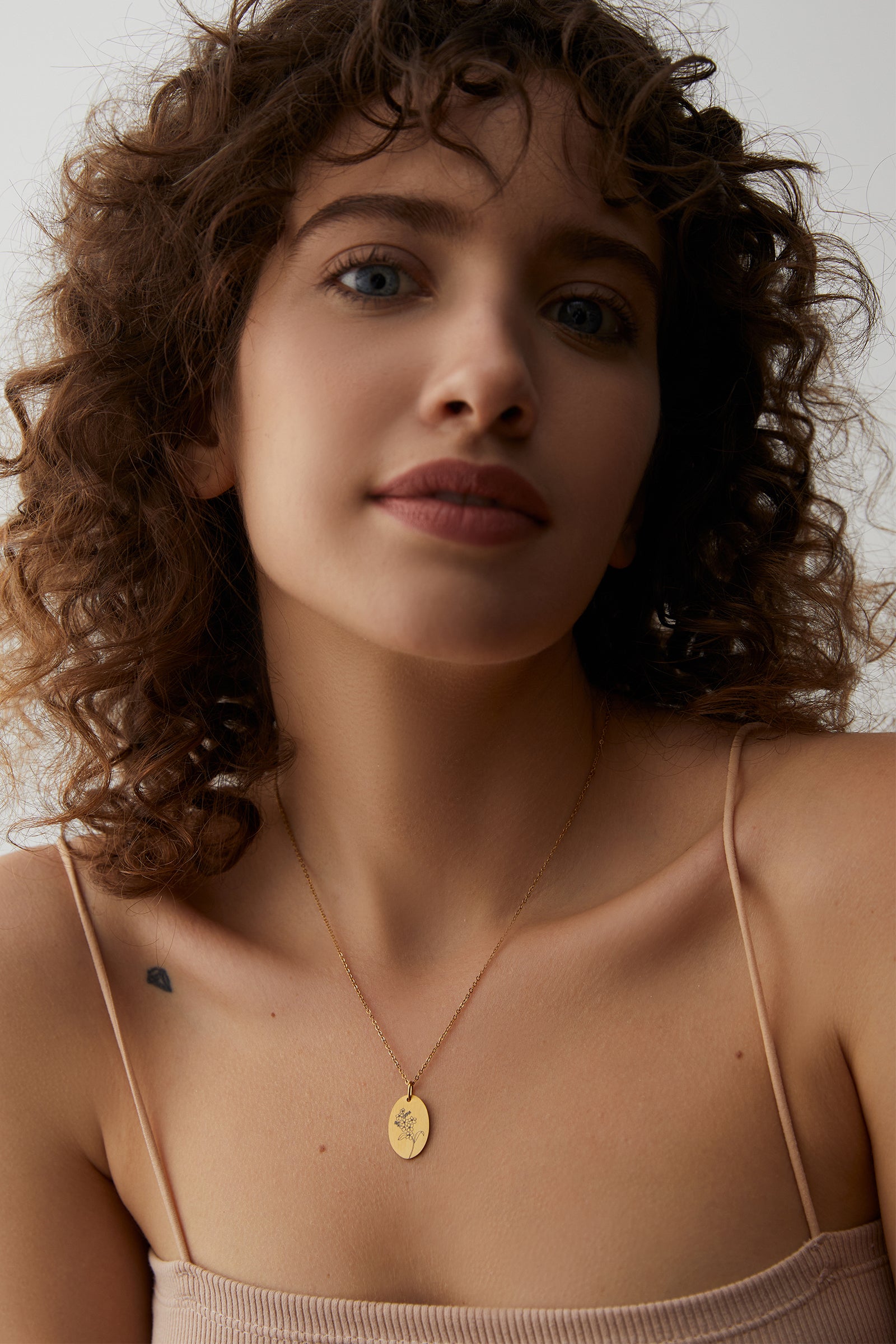 Personalized necklace with oval pendant