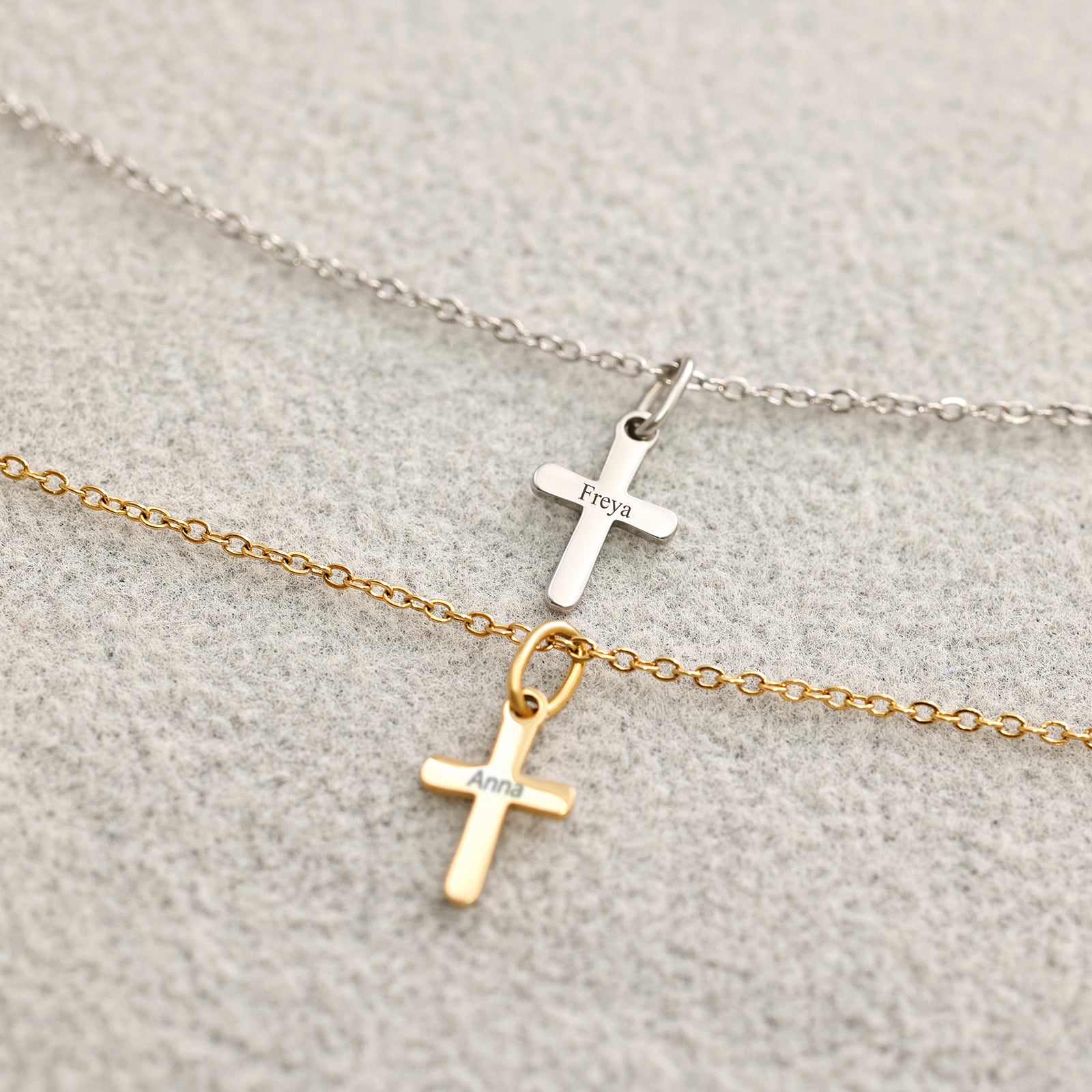 Mini Kreuz Halskette - Hochwertige personalisier- Kreuz Kette - Edelstahl - Kette mit Wunschgravur- Namenskette - Familien Halskette - KE011 - VIVIANNASCHMUCK