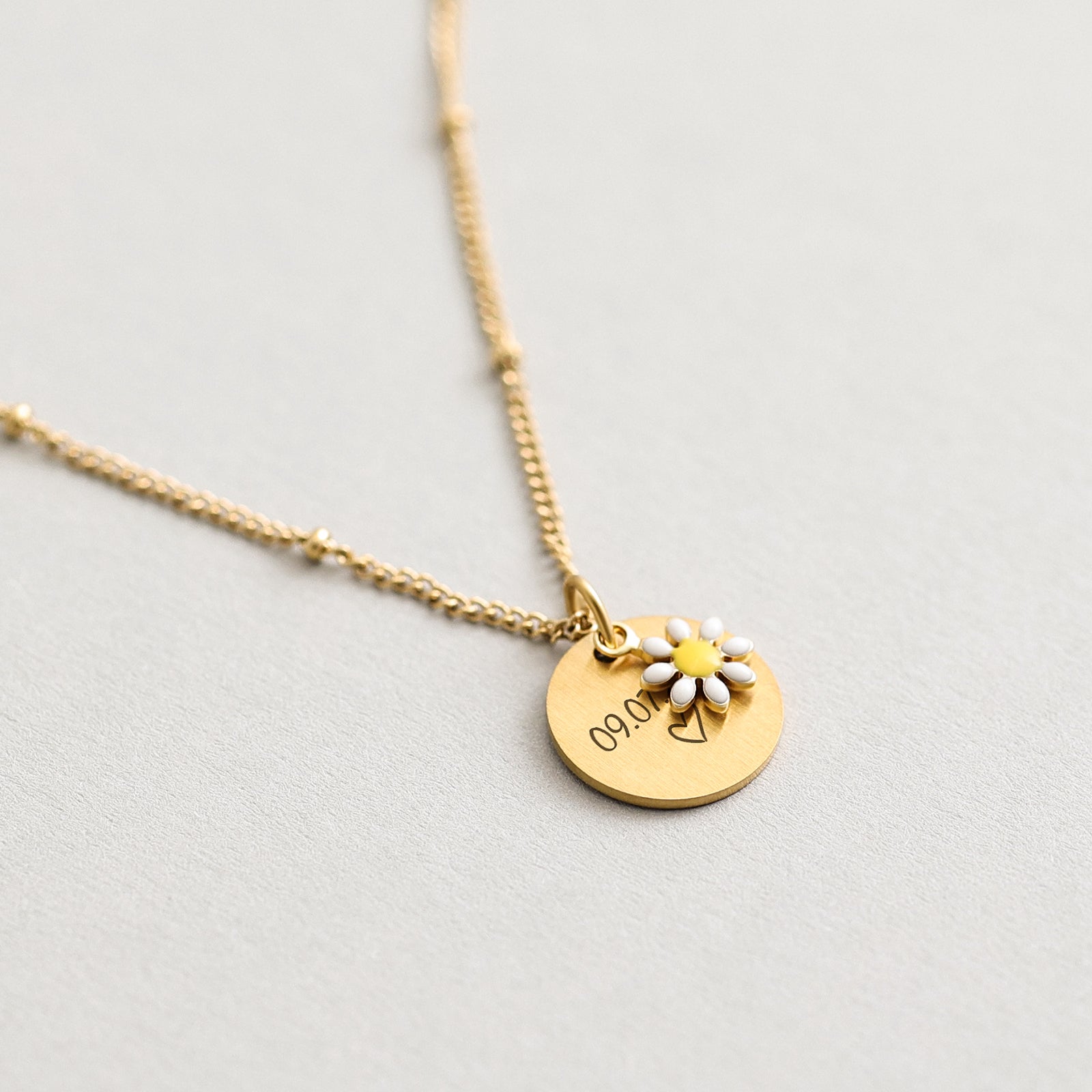 Personalisierte Plättchenkette mit Mini Gänseblümchen - Kugelkette mit Wunschgravur - Familienkette - Namenskette - Florale Schmuck - KE018 - VIVIANNASCHMUCK
