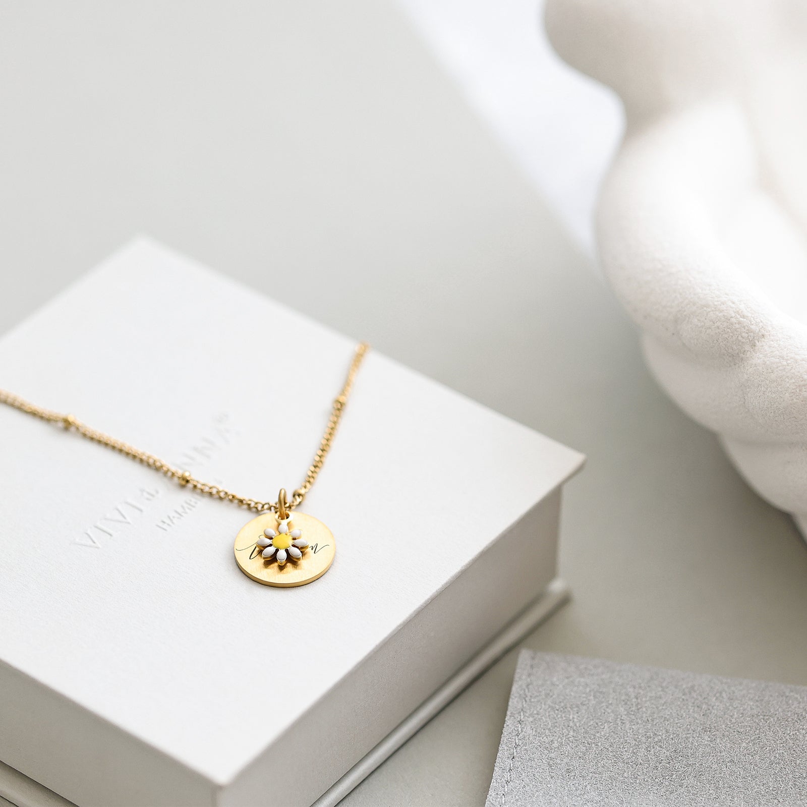 Personalisierte Plättchenkette mit Mini Gänseblümchen - Kugelkette mit Wunschgravur - Familienkette - Namenskette - Florale Schmuck - KE018 - VIVIANNASCHMUCK