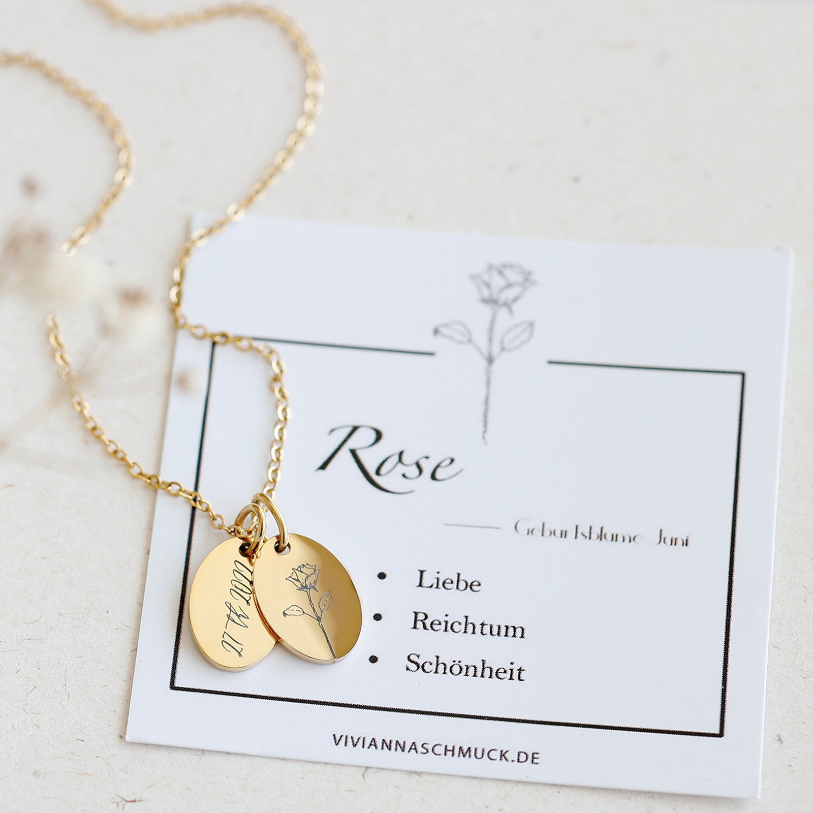 Personalized oval necklace with hand-drawn birth flowers