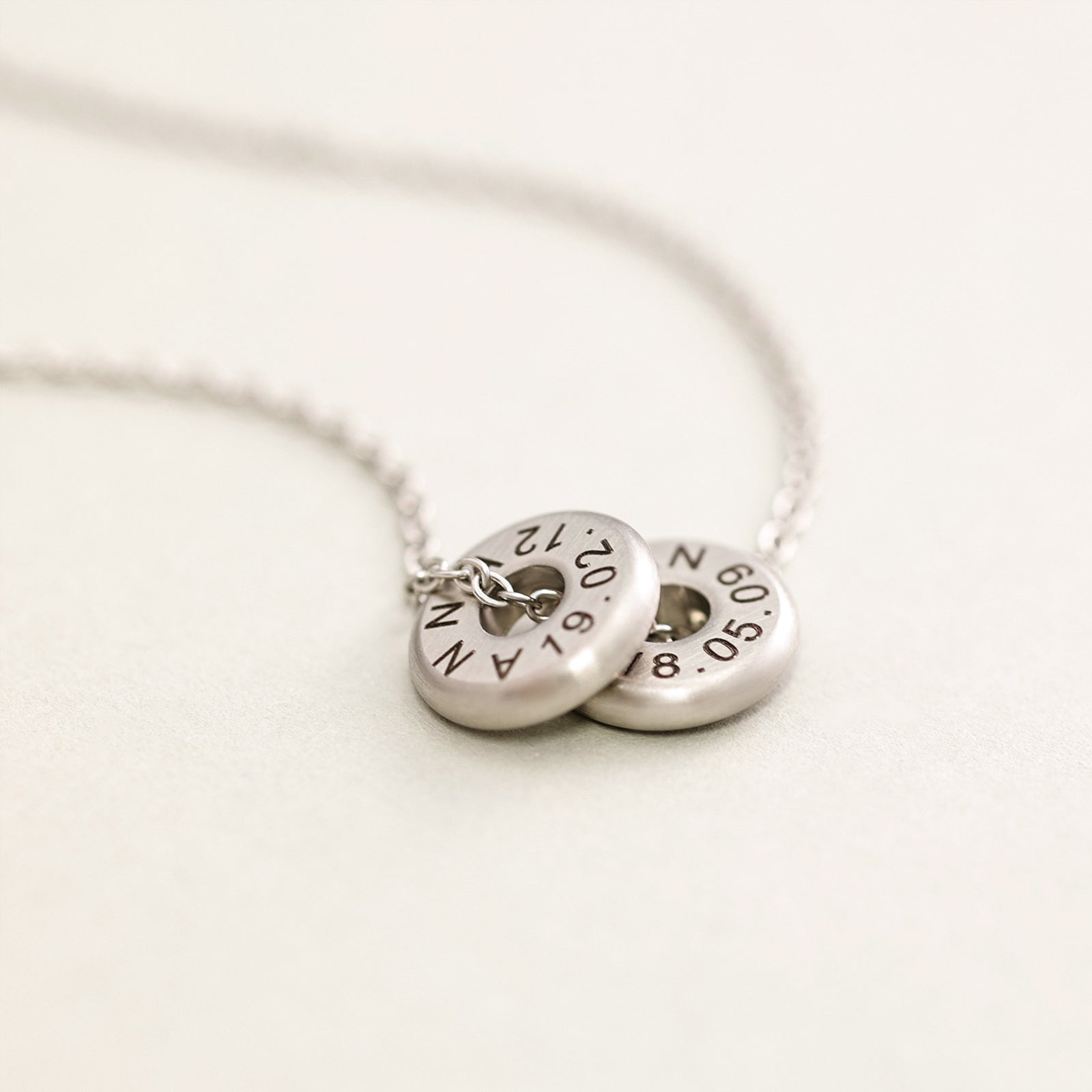 High-quality men's necklace with round plate