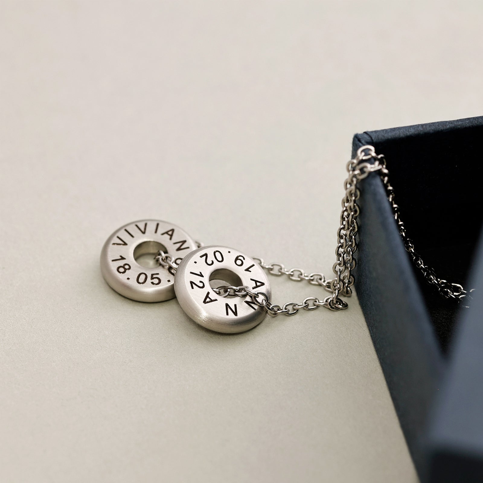 High-quality men's necklace with round plate