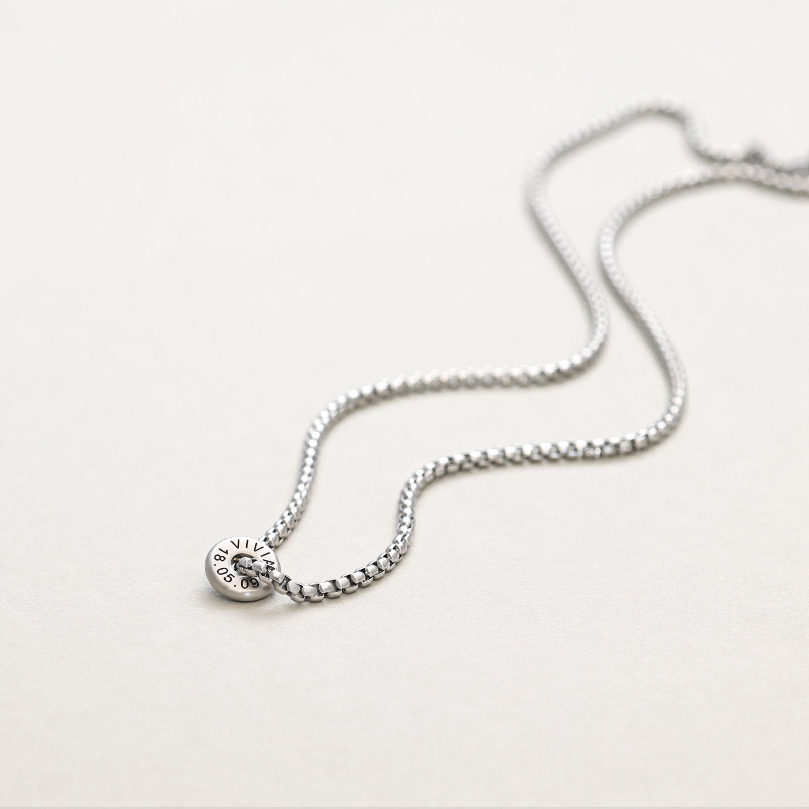 Gravierte Donut-Halskette für Herren