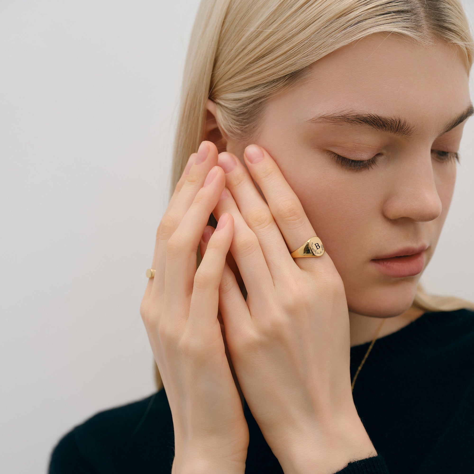 Klassischer Siegelring mit Gravur Damen Ringe VIVIANNASCHMUCK