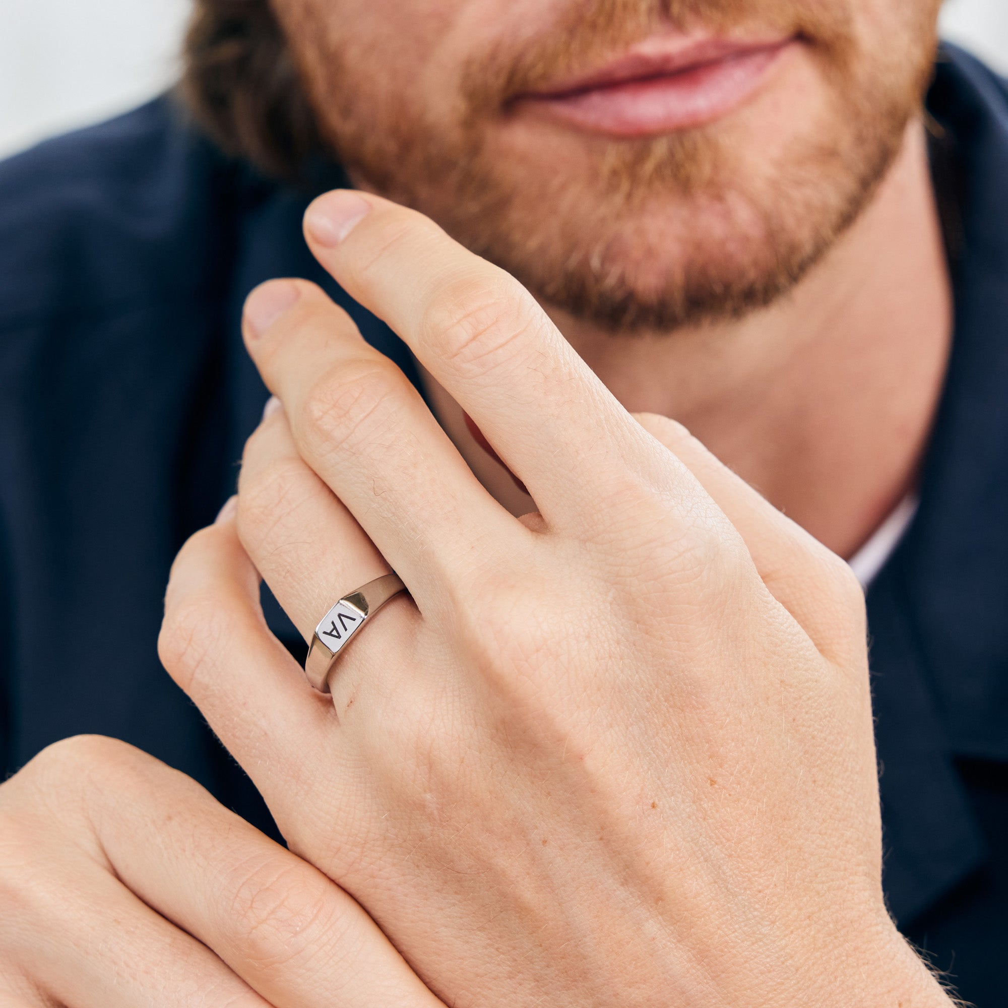 Eckiger Siegelring für Herren – Mit persönlicher Gravur Herren Ringe VIVIANNASCHMUCK