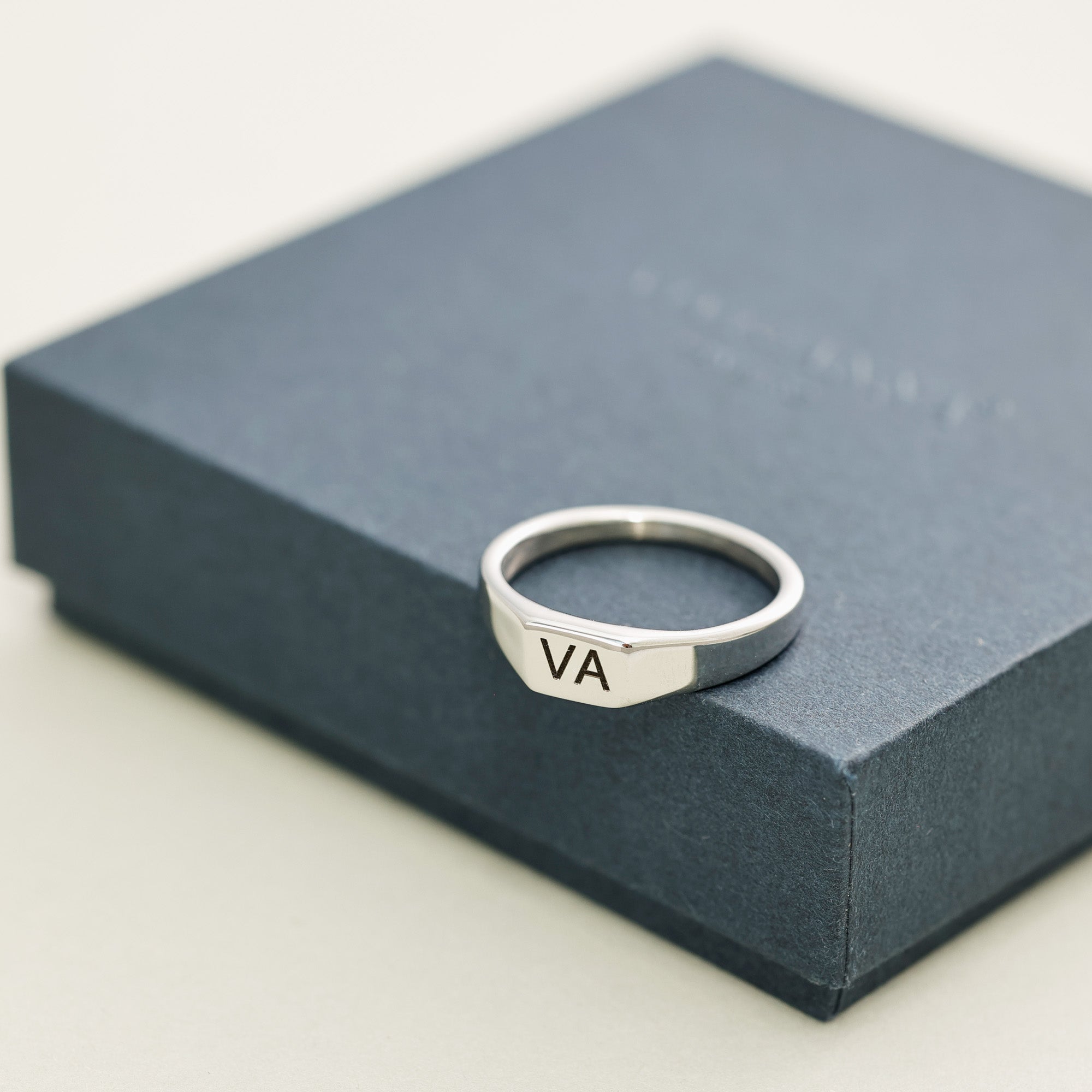 Eckiger Siegelring für Herren – Mit persönlicher Gravur Herren Ringe VIVIANNASCHMUCK