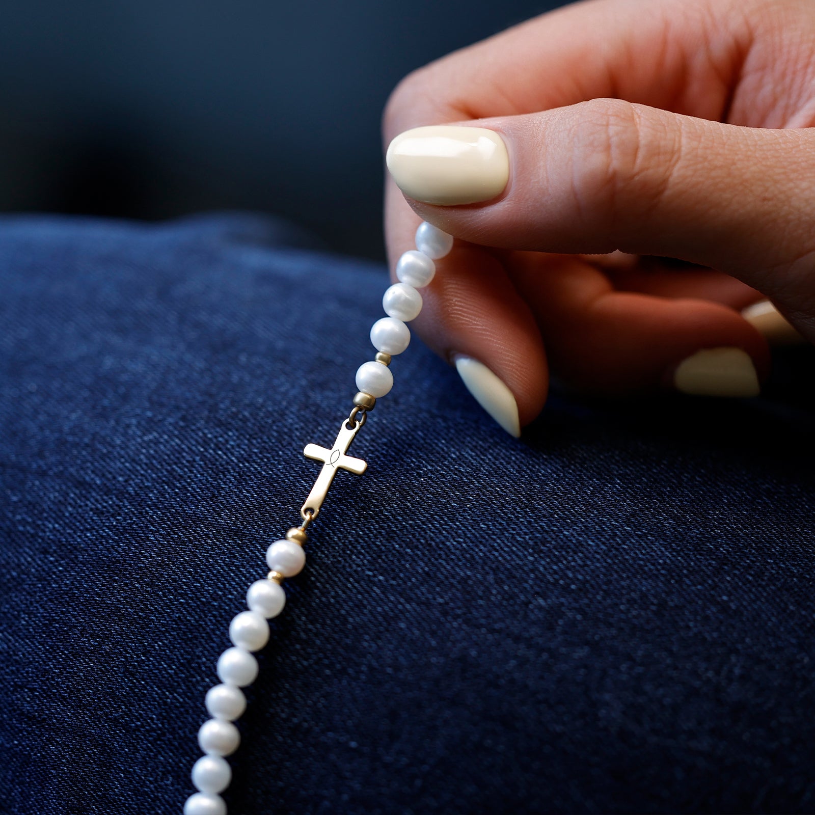 Süßwasserperlen Kreuz-Armband mit Gravur - Geschenk zur Konfirmation mit Karte