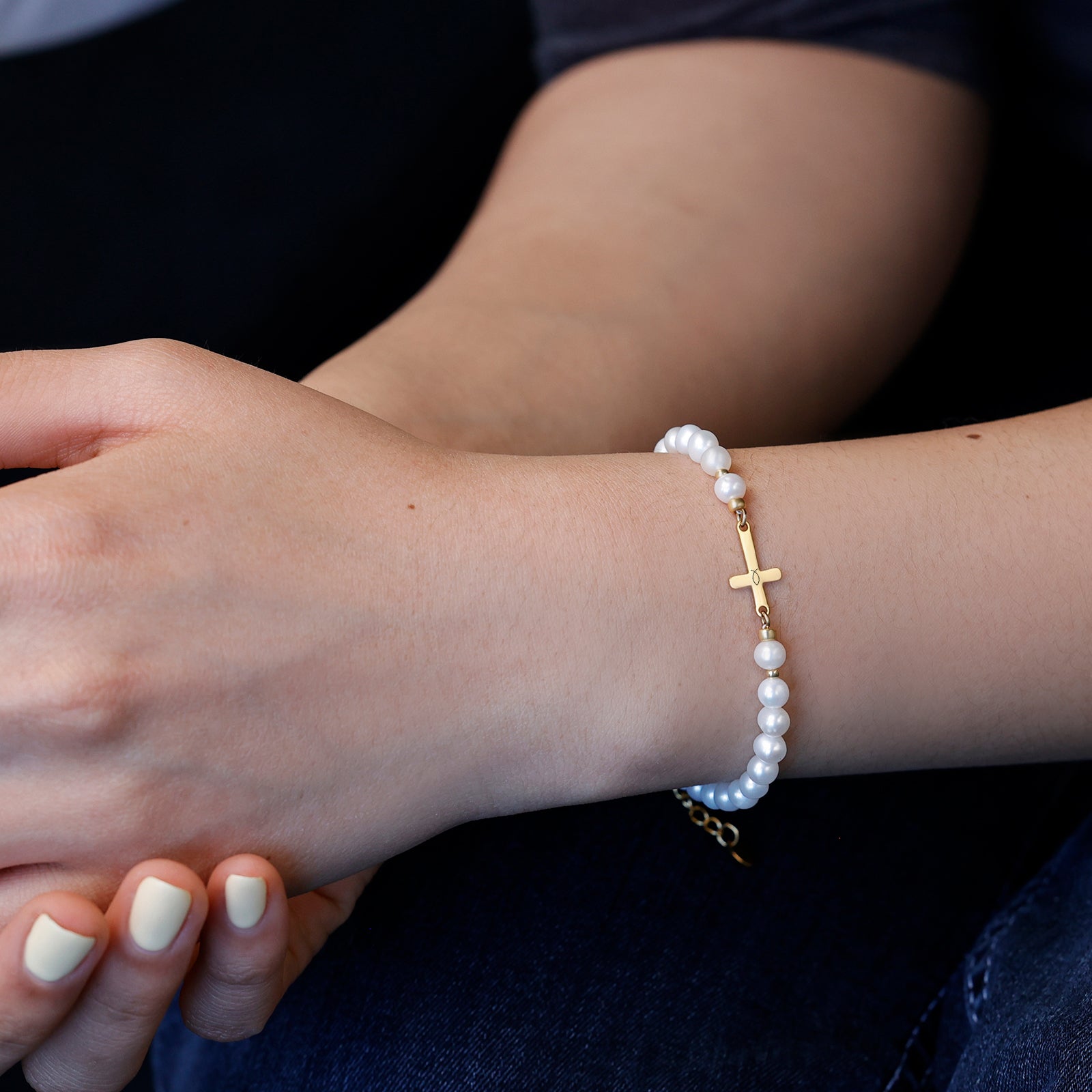Süßwasserperlen Kreuz-Armband mit Gravur - Geschenk zur Konfirmation mit Karte