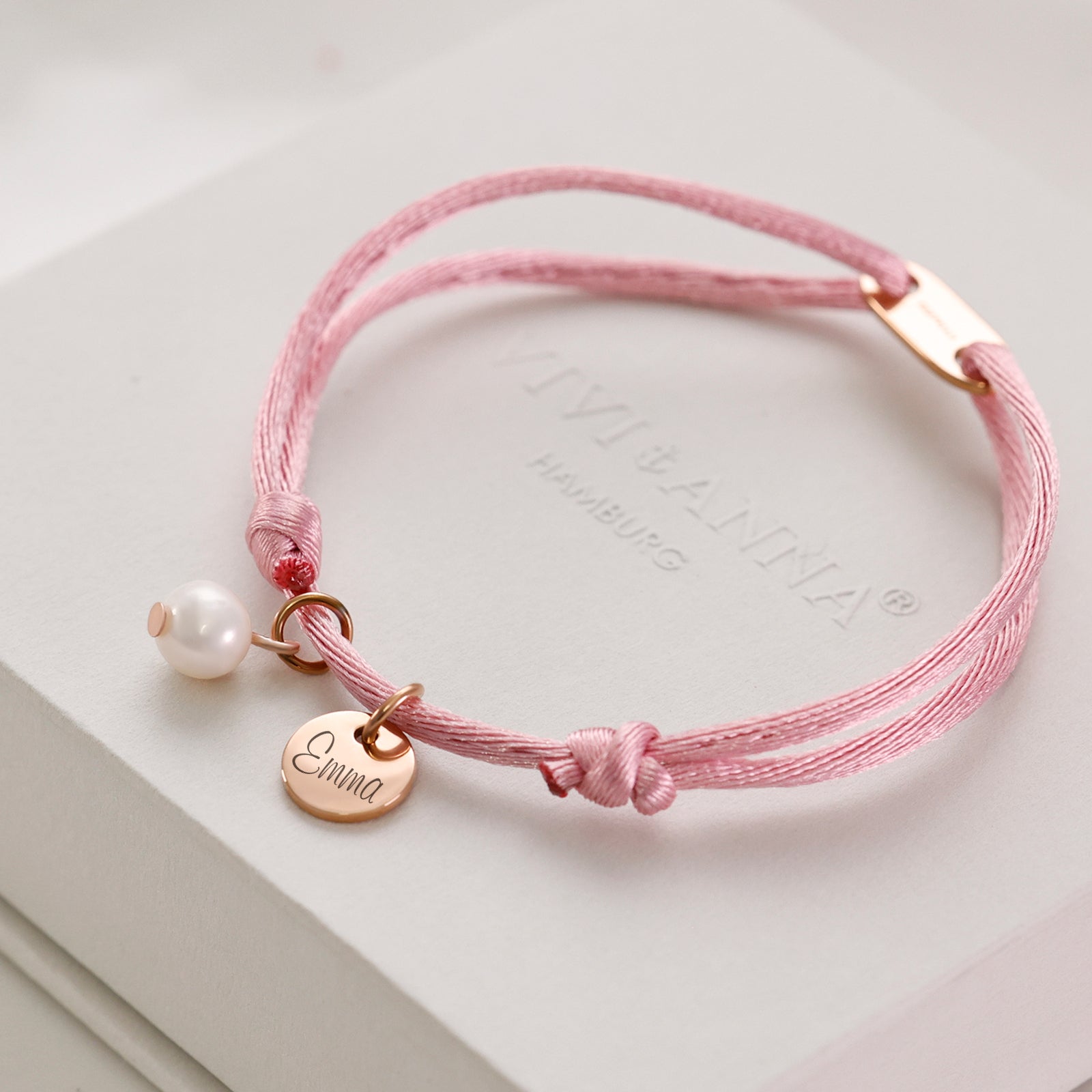 Satinarmband mit Süßwasserperle und Gravuranhänger Kinder Armband VIVIANNASCHMUCK