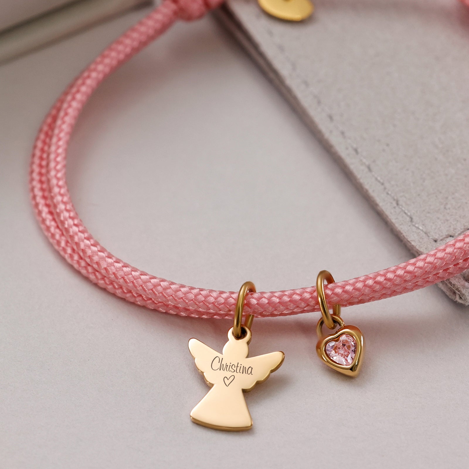 Schutzengel Armband mit Herz Geburtsstein in Rosa, Gravur Christina auf goldenem Engel-Anhänger