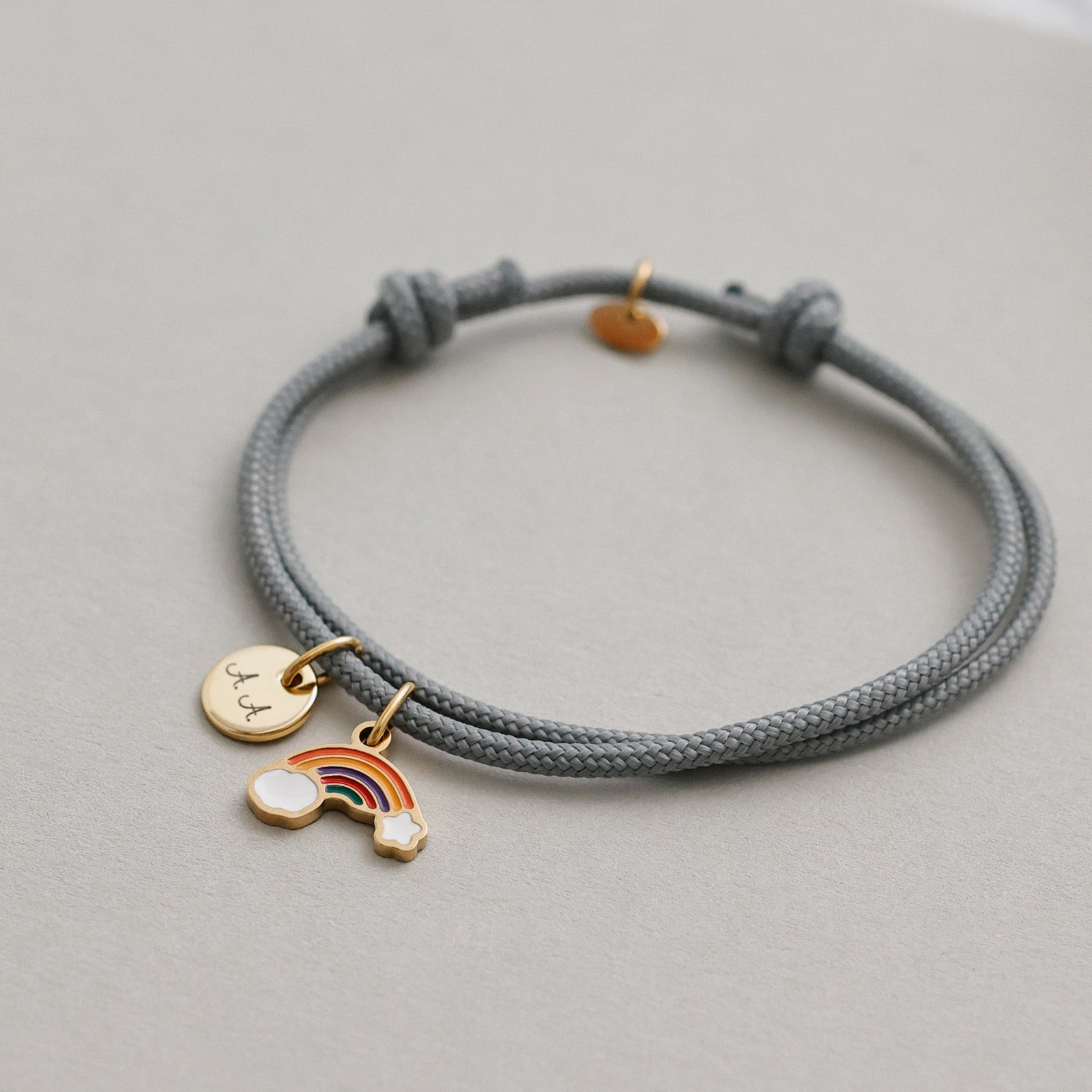 Regenbogen Armband - Personalisiertes Armband - Geburtstagsgeschenk mit Gravur - Geschenk für Kinder -Verstellbares Segeltau Armband - AE012 - VIVIANNASCHMUCK