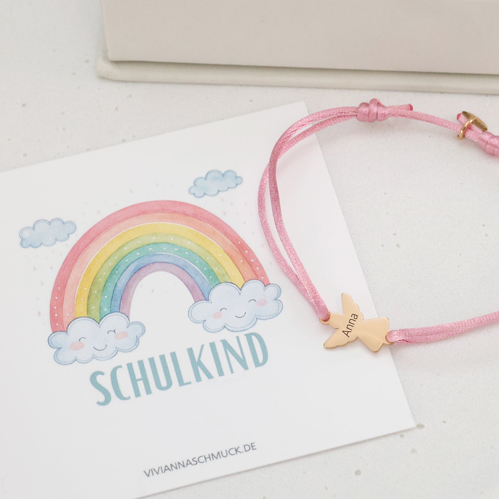 Kinderarmband aus Satin mit Schutzanhänger - Geschenk zur Einschulung mit Karte