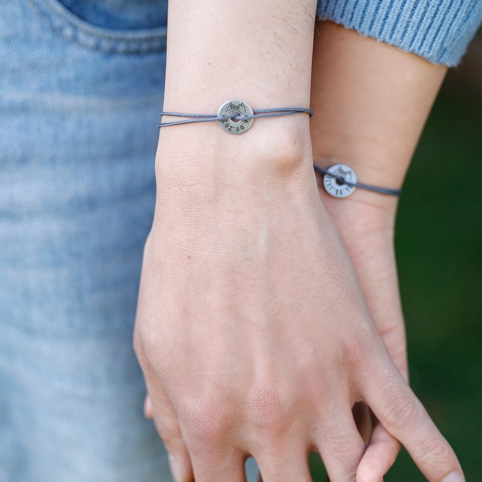 Set für zwei – Partnerarmbänder mit Gravur