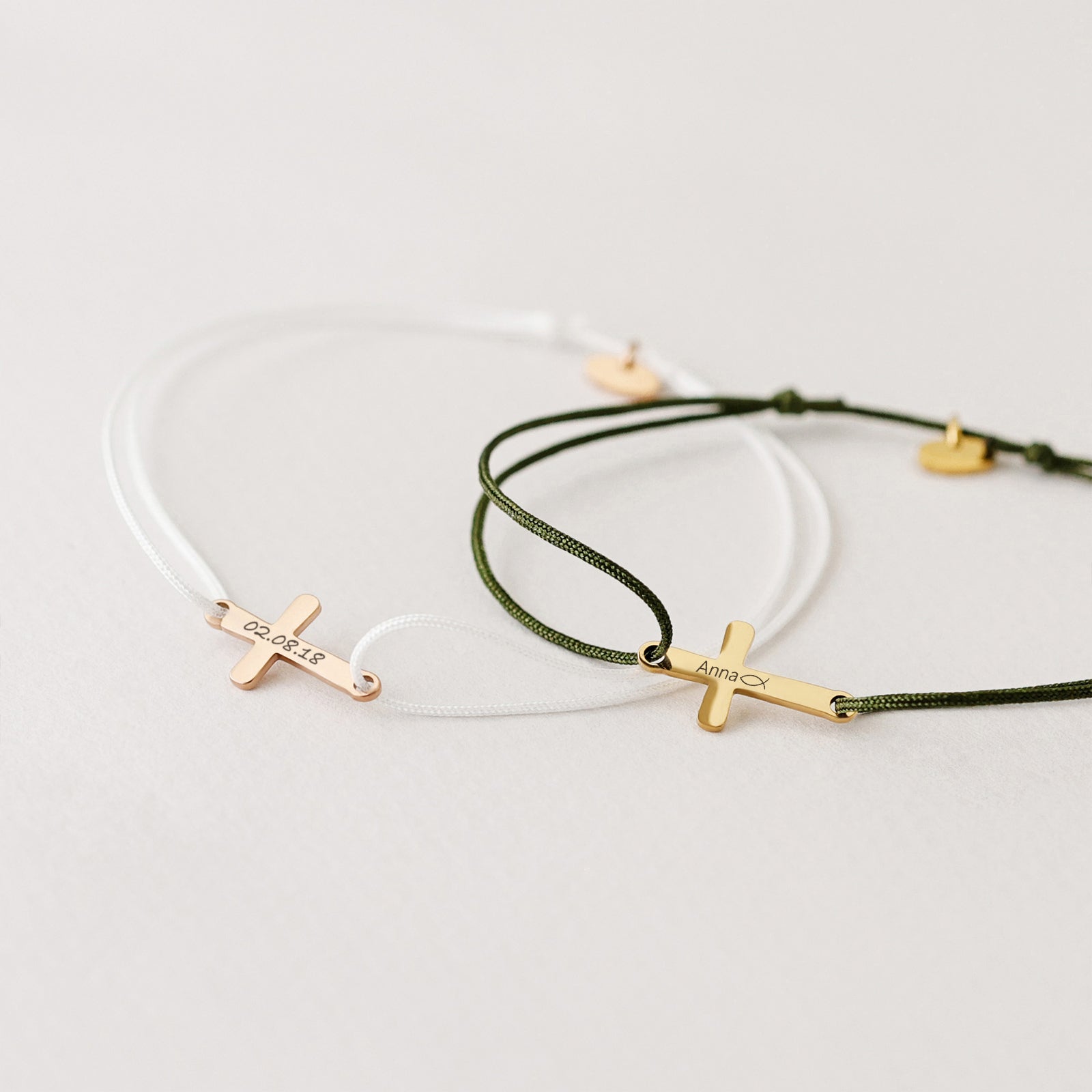 Personalisiertes Kreuzarmband mit Gravur
