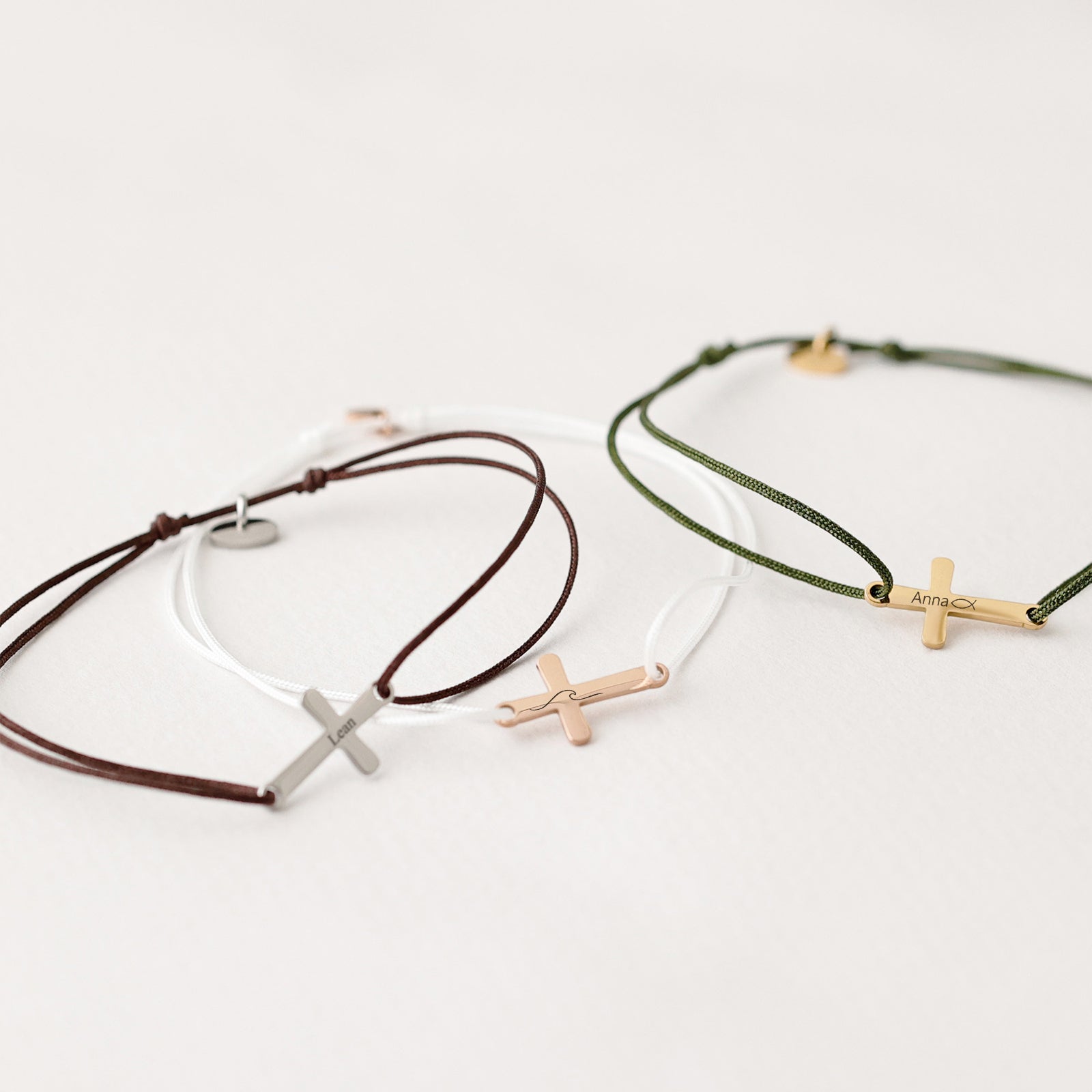 Personalisiertes Kreuzarmband mit Gravur