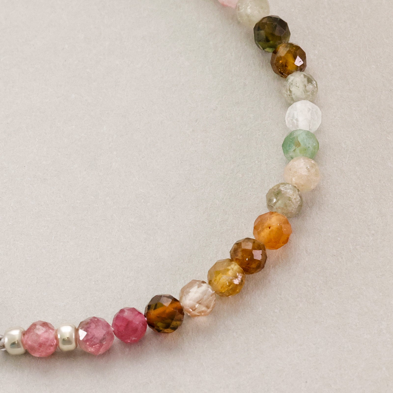 Regenbogen-Turmalin-Armband mit ovalem Plättchen