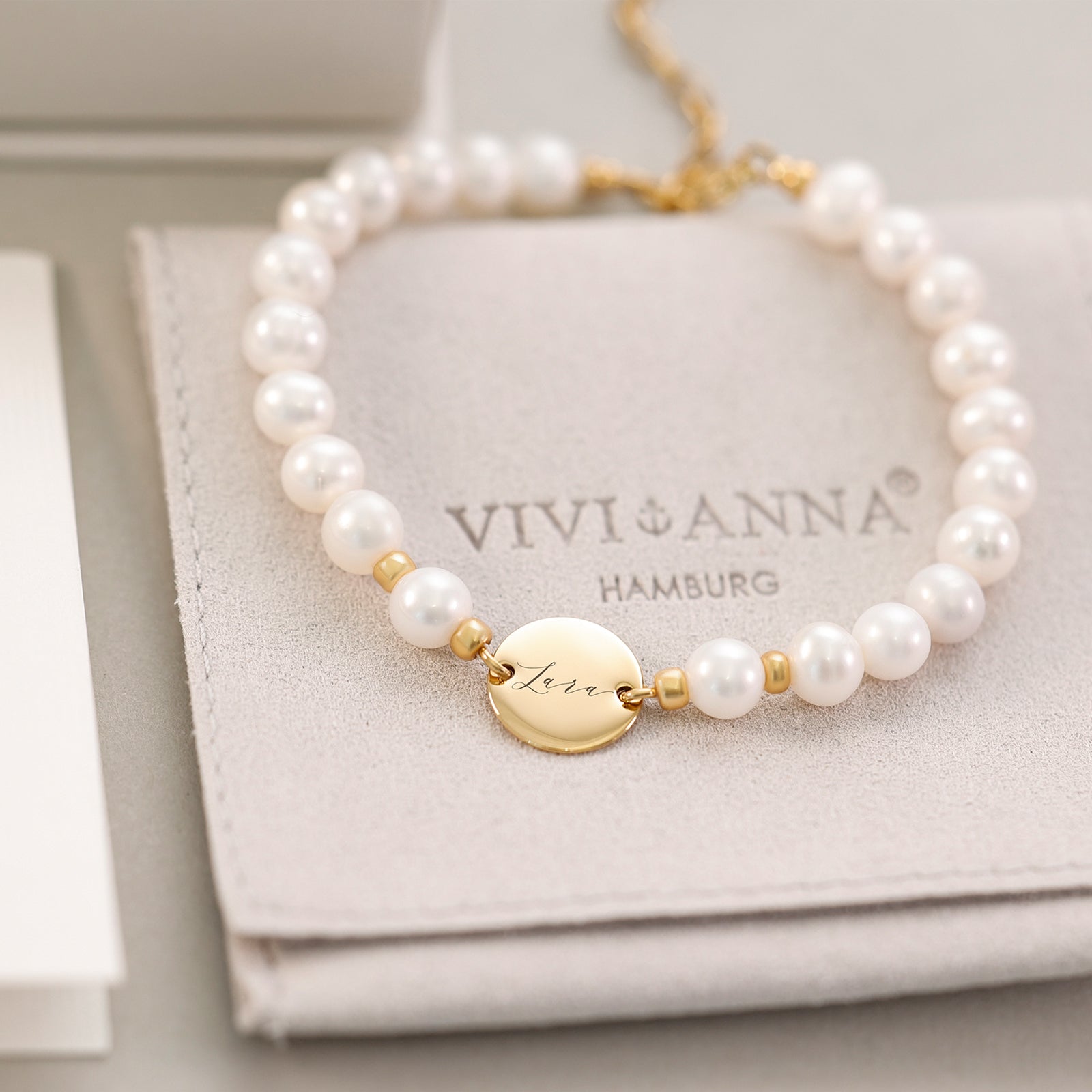 Süßwasserperlen Armband mit runden Plättchen