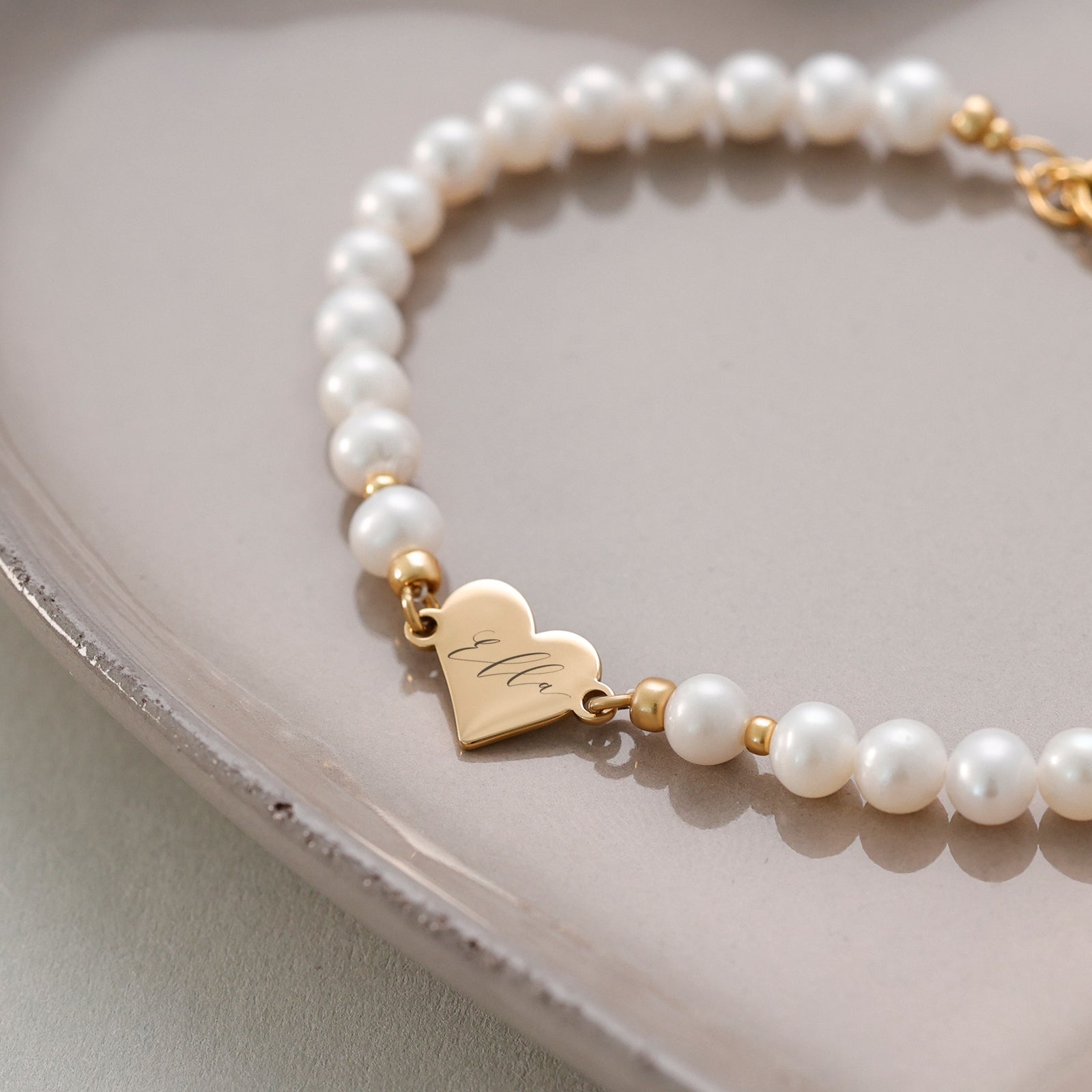 Freshwater pearl bracelet with heart pendant