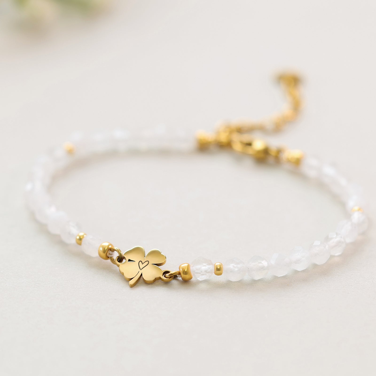 Glücksarmband mit Mondstein & Kleeblatt