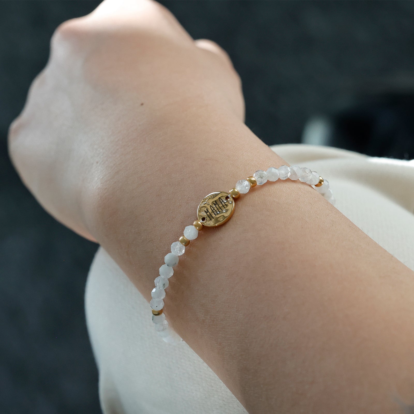 Mondstein Armband mit Hammerschlagplättchen - Geschenk für Mama mit Karte