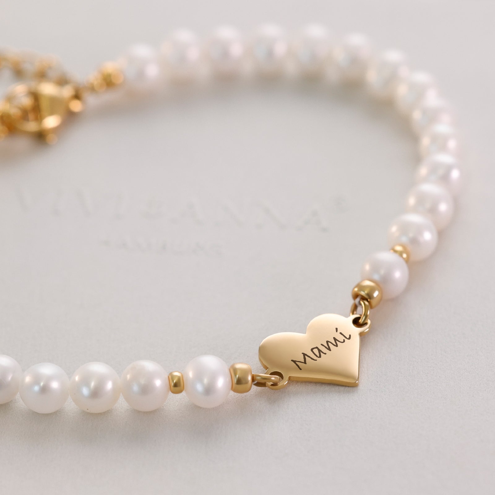 Süßwasserperlen Armband mit Herzanhänger - Geschenk für Mama mit Karte