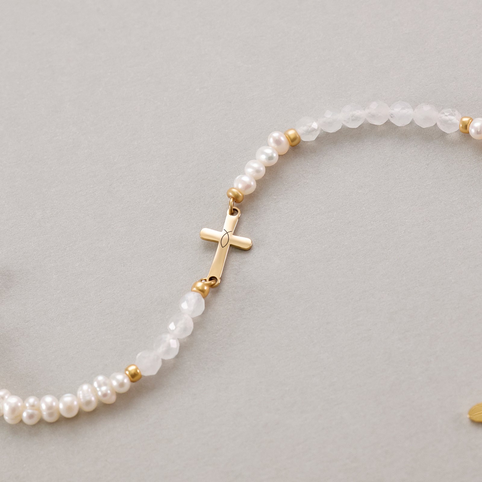 Mondstein & Süßwasserperlen-Armband mit Kreuz - Geschenk zur Konfirmation mit Karte