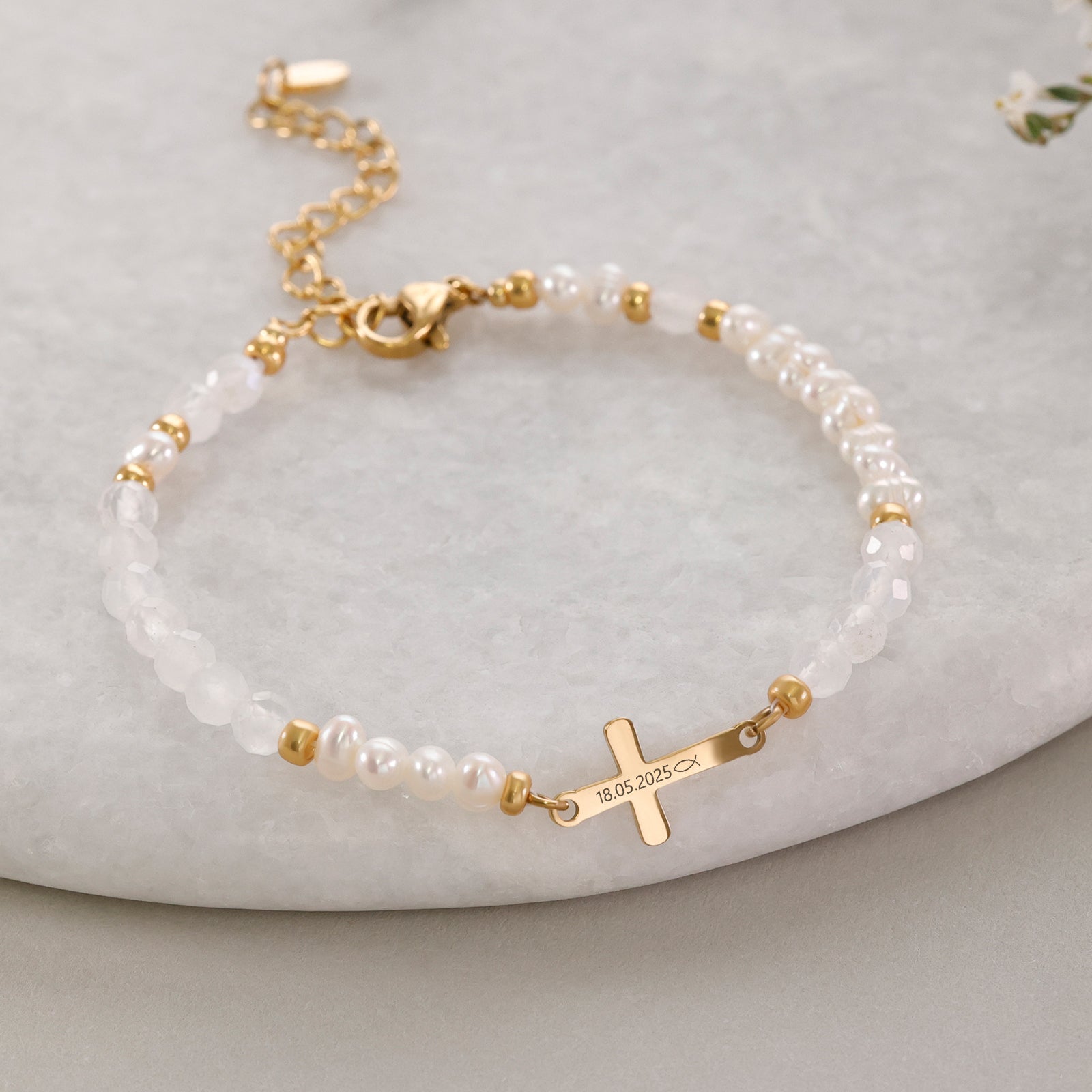 Mondstein & Süßwasserperlen-Armband mit Kreuz - Geschenk zur Konfirmation mit Karte